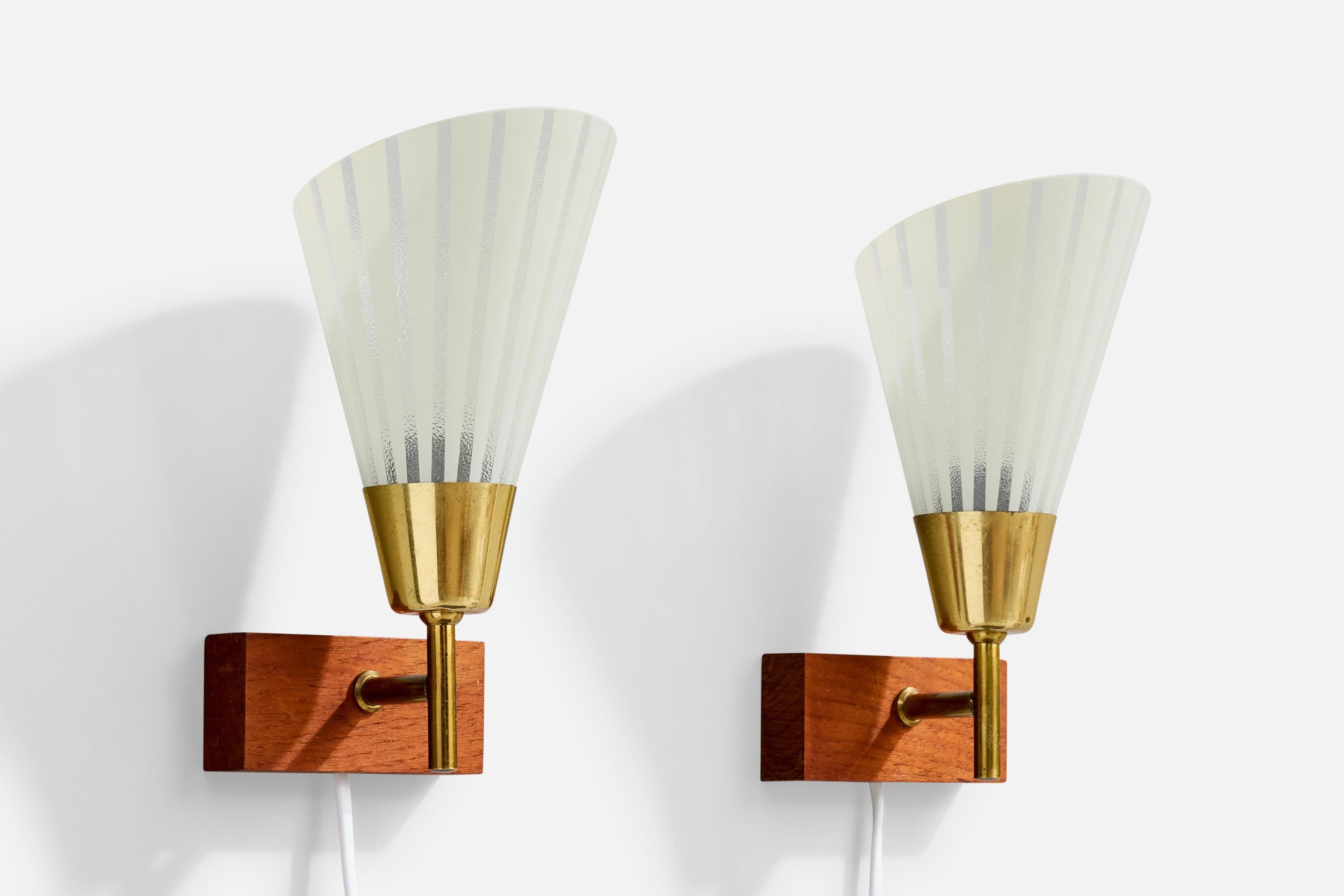 Pareja de apliques de latón, teca y cristal grabado, diseñados y fabricados en Suecia, c. 1950.

Oxidación presente en el latón

Desgaste propio de la edad y el uso

Dimensiones totales (en pulgadas): 9,0 