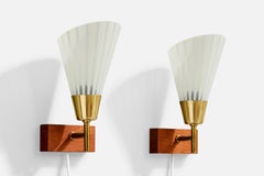 Designer svedese, lampade da parete, ottone, teak, vetro, Svezia, anni '1950