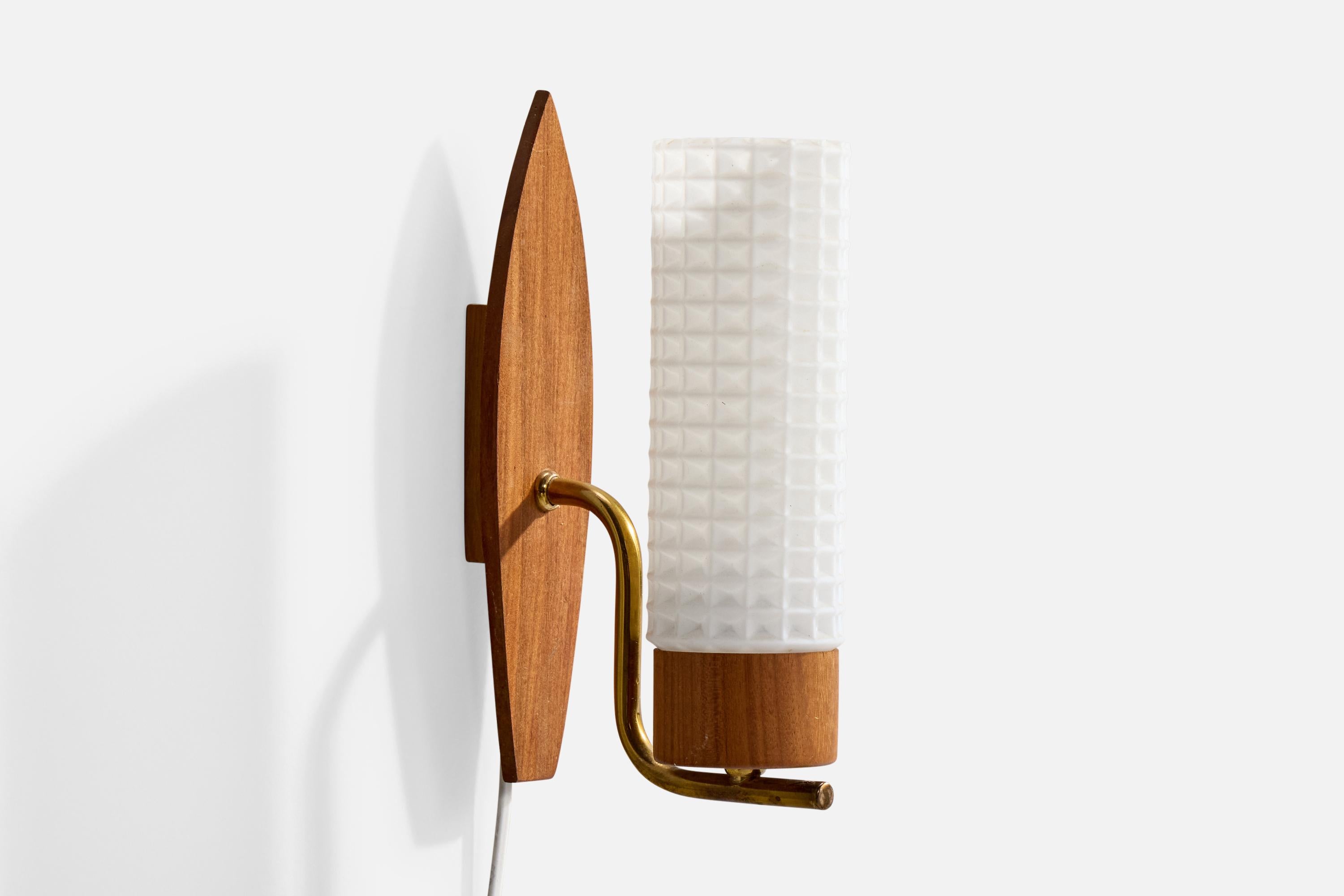 Suédois Design/One, Lights, laiton, teck, verre, Suède, années 1950 en vente