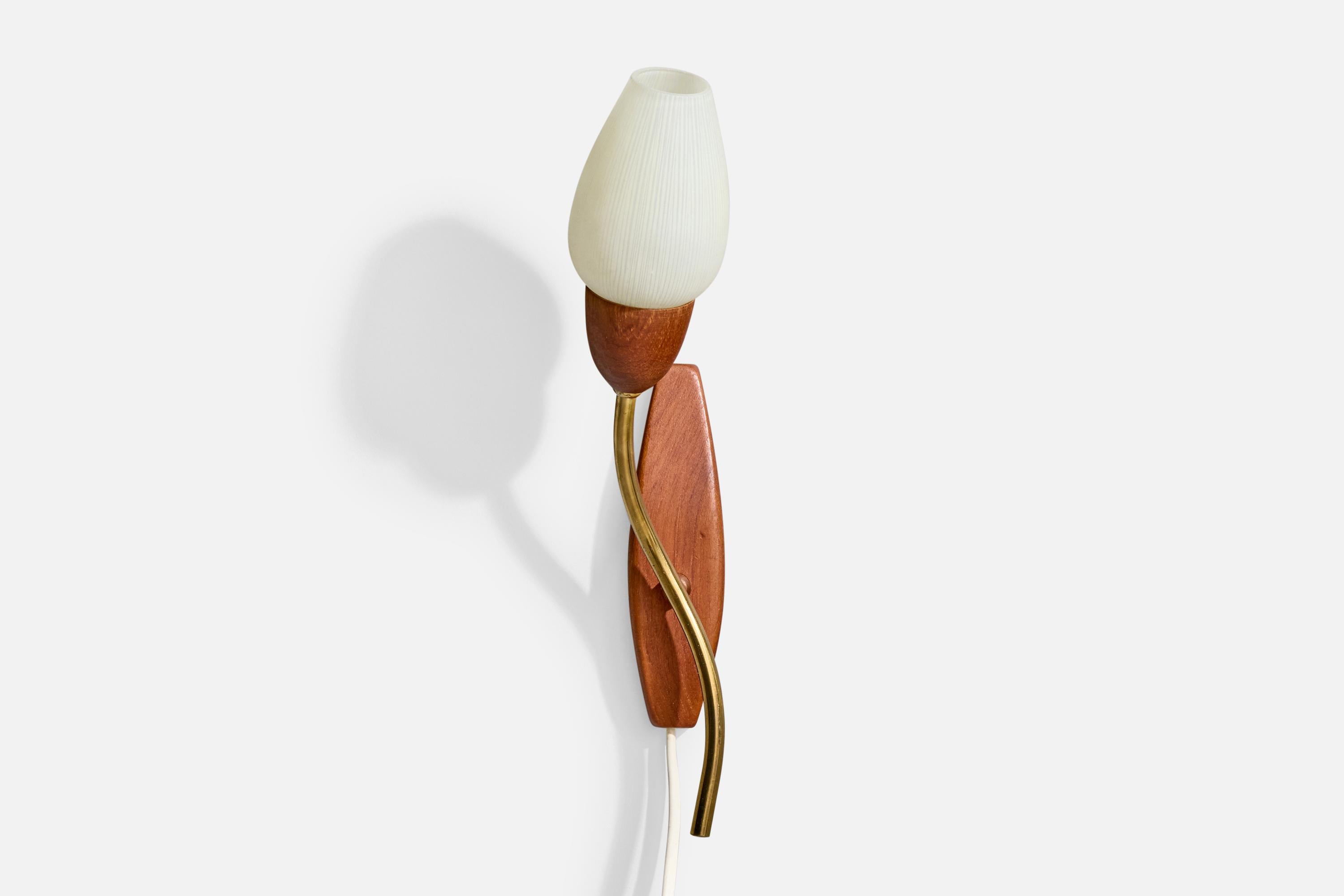Schwedischer Designer, Wandleuchten, Messing, Teakholz, Glas, Schweden, 1950er Jahre (Mitte des 20. Jahrhunderts) im Angebot