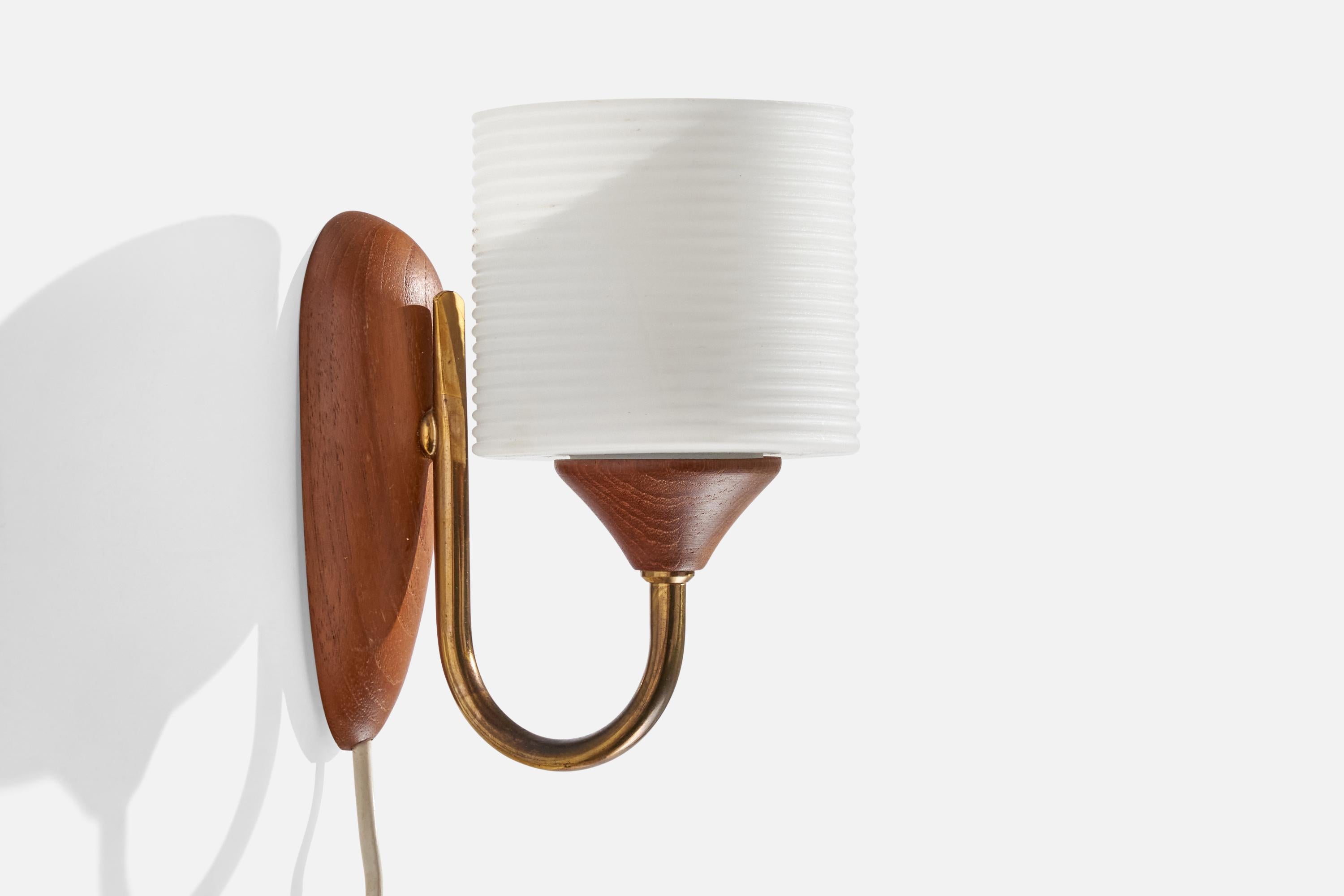 Milieu du XXe siècle Design/One, Lights, laiton, teck, verre, Suède, années 1950 en vente