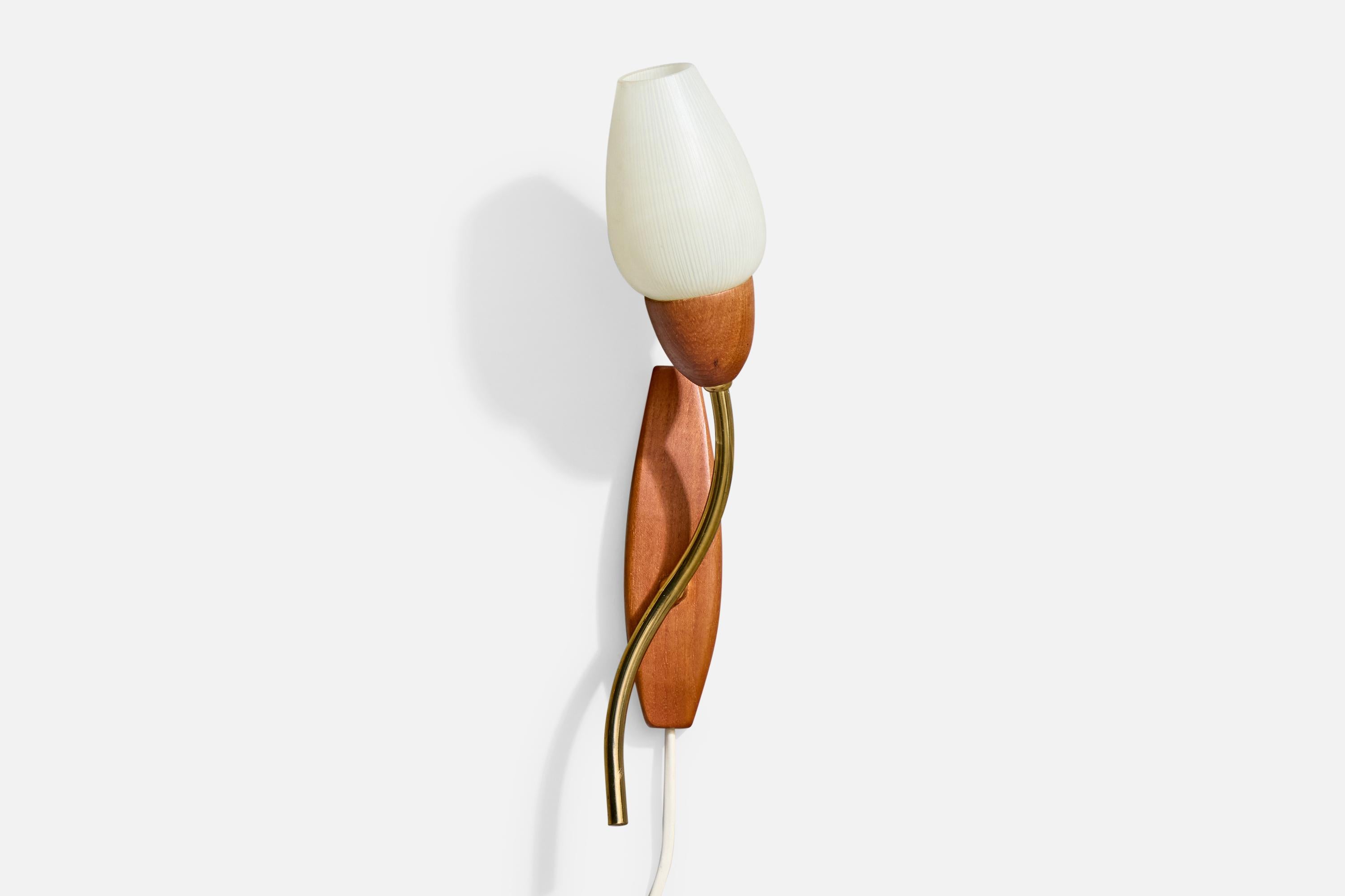 Schwedischer Designer, Wandleuchten, Messing, Teakholz, Glas, Schweden, 1950er Jahre im Angebot 1
