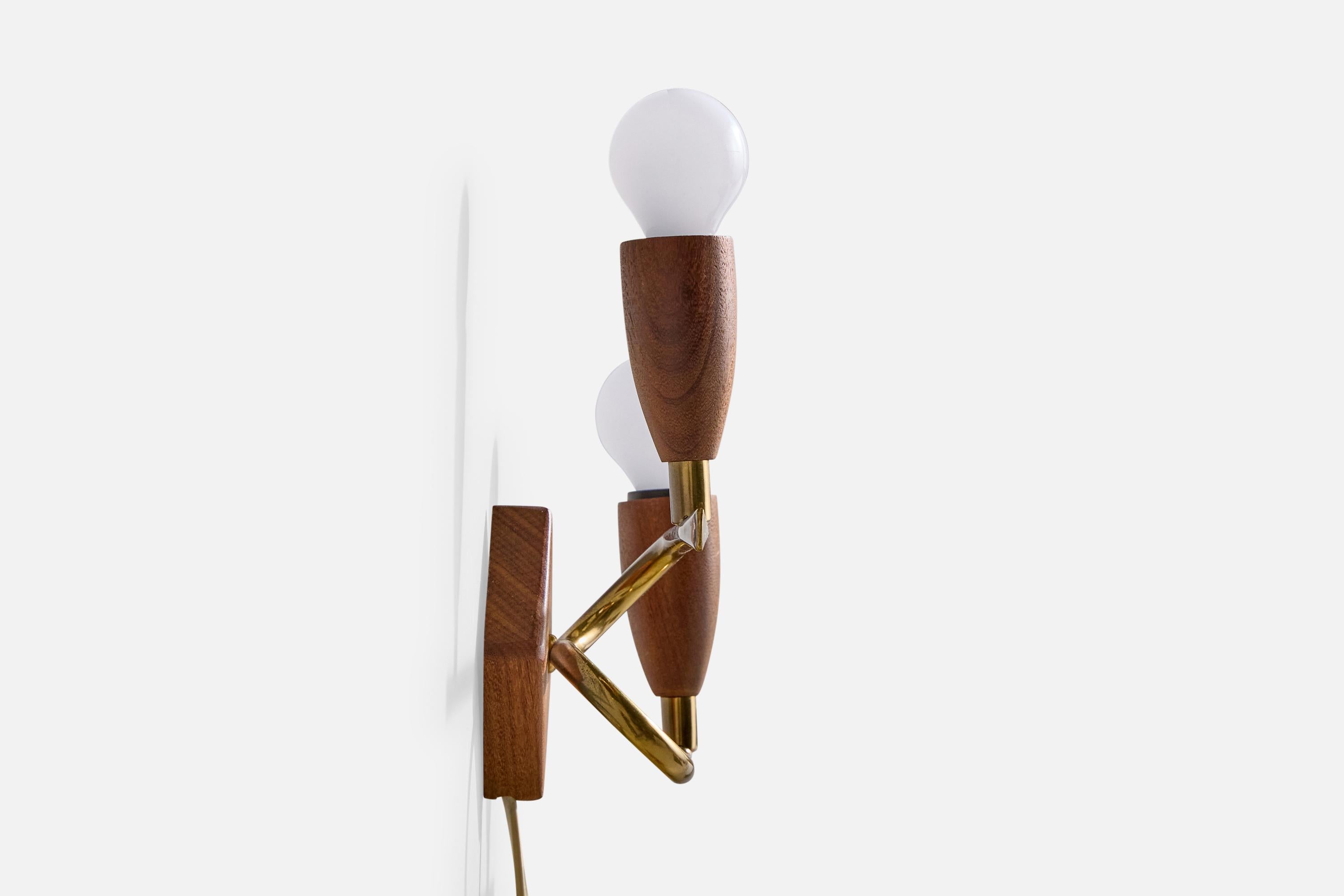 Schwedischer Designer, Wandleuchten, Messing, Teakholz, Schweden, 1950er Jahre (Mitte des 20. Jahrhunderts) im Angebot