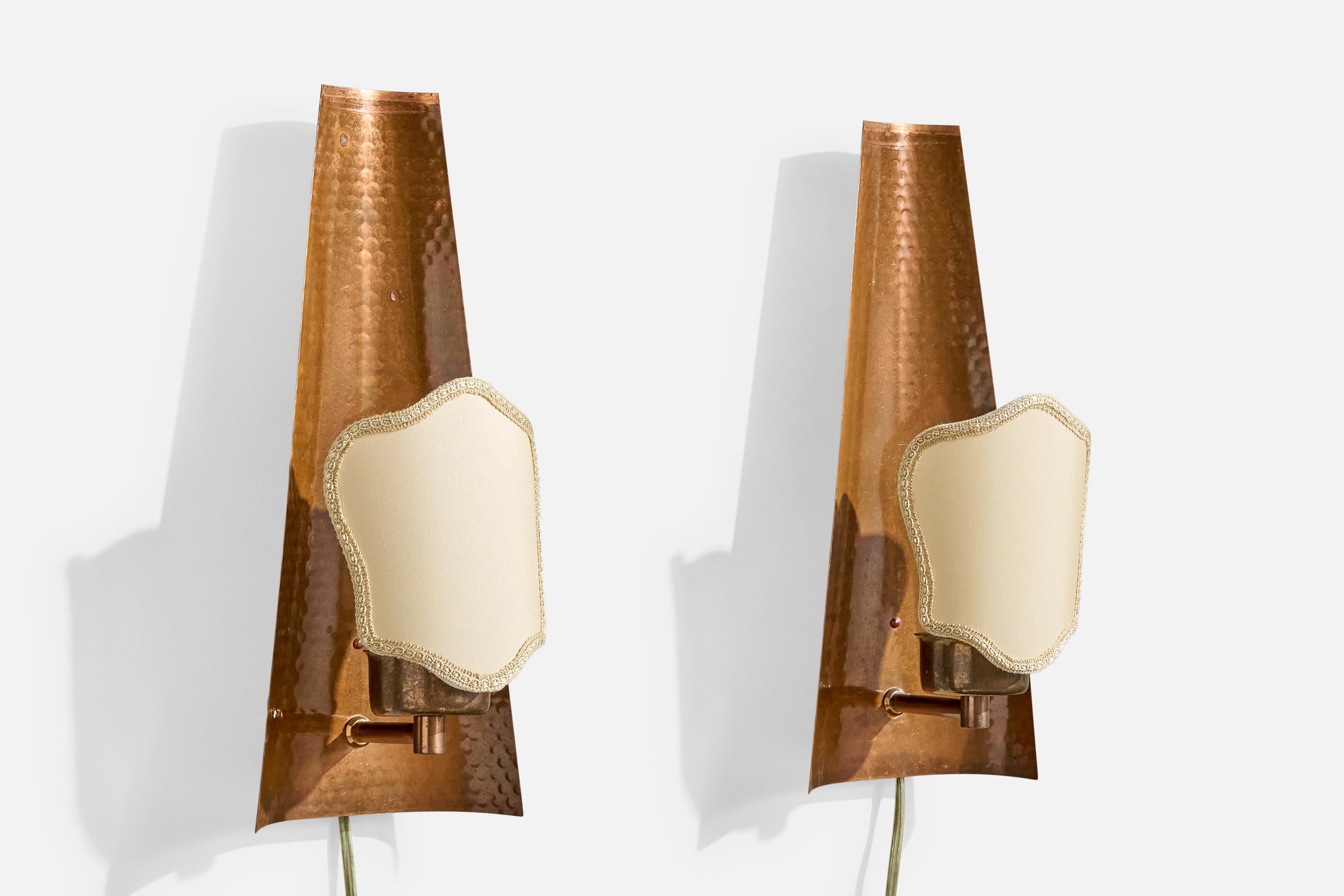 Coppia di applique in rame martellato e tessuto bianco crema, progettate e prodotte in Svezia, anni '50 circa.

Dimensioni complessive (pollici): 12,625