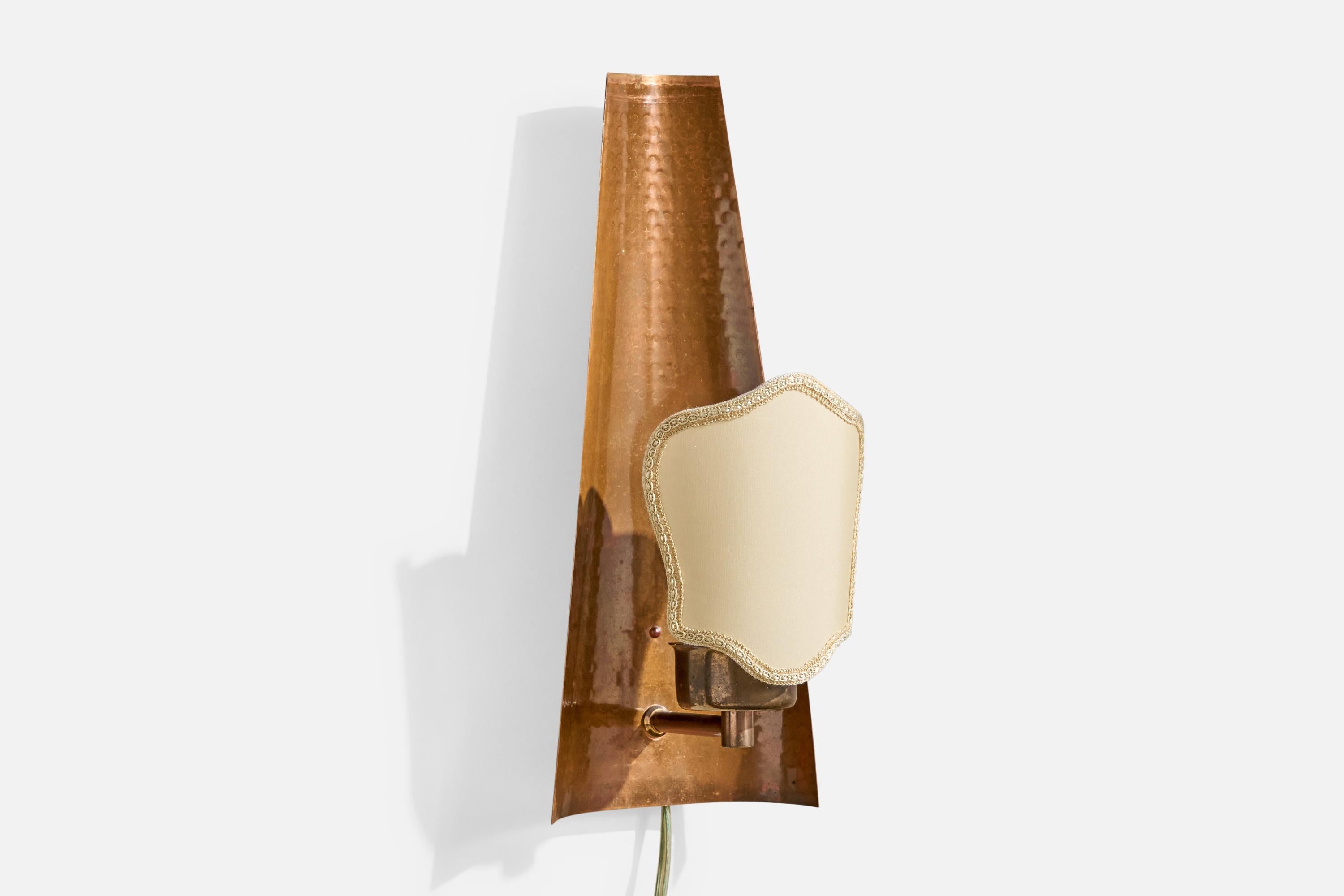 Designer svedese, lampade da parete, rame, tessuto, Svezia, anni '1950 In condizioni buone in vendita a High Point, NC