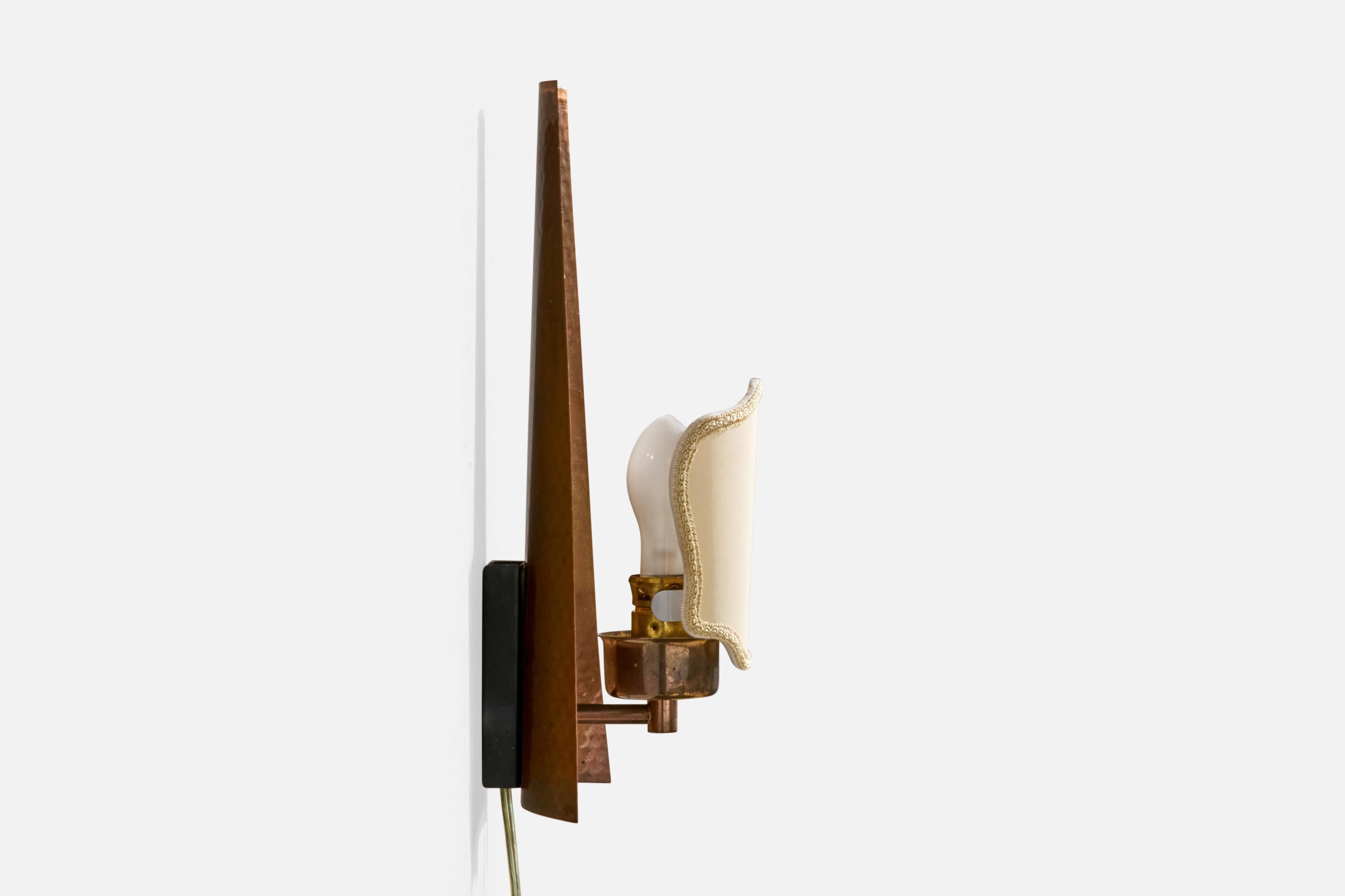 Metà XX secolo Designer svedese, lampade da parete, rame, tessuto, Svezia, anni '1950 in vendita