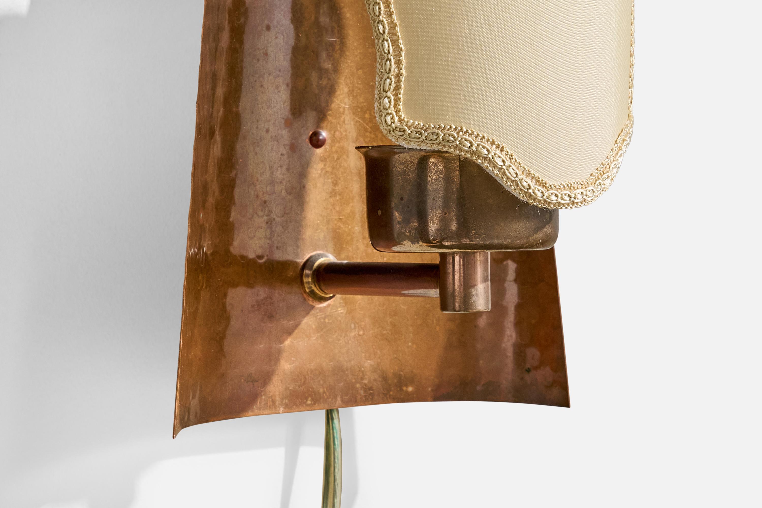 Designer svedese, lampade da parete, rame, tessuto, Svezia, anni '1950 in vendita 1