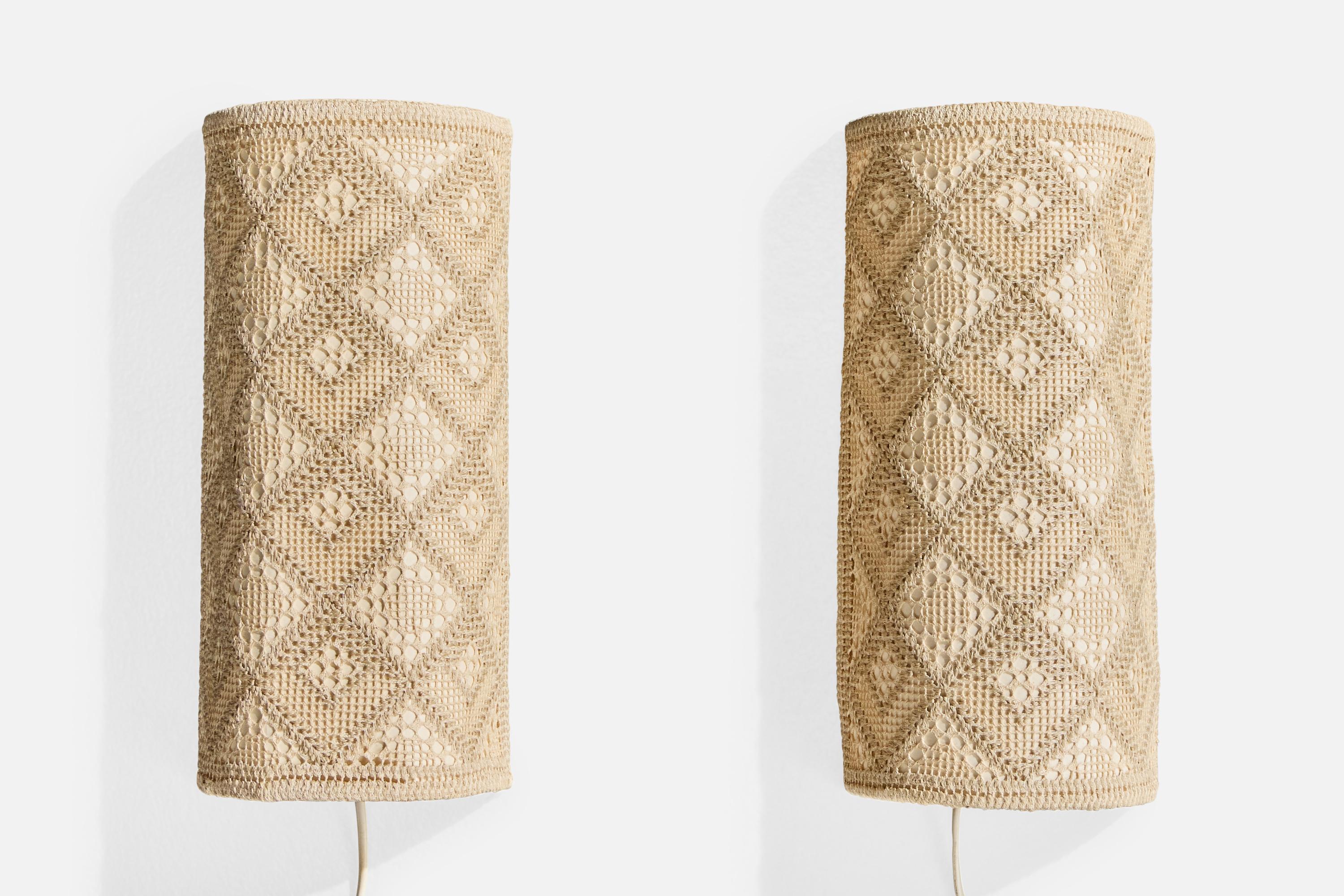 Mid-Century Modern Designer suédois, appliques murales, tissu, métal, Suède, années 1970 en vente