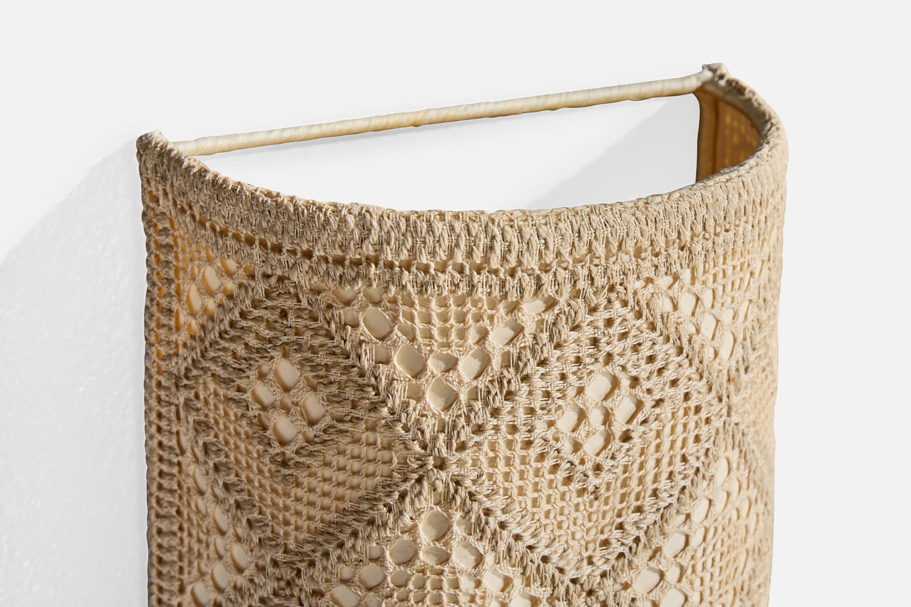 Designer suédois, appliques murales, tissu, métal, Suède, années 1970 en vente 1