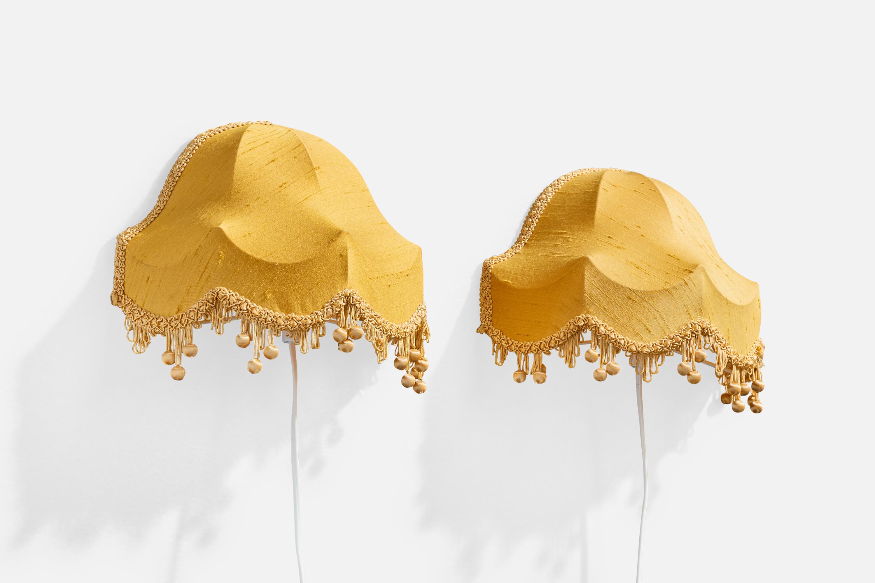 Pareja de apliques de tela amarilla diseñados y fabricados en Suecia, c. 1950.

Dimensiones totales (pulgadas): 9 