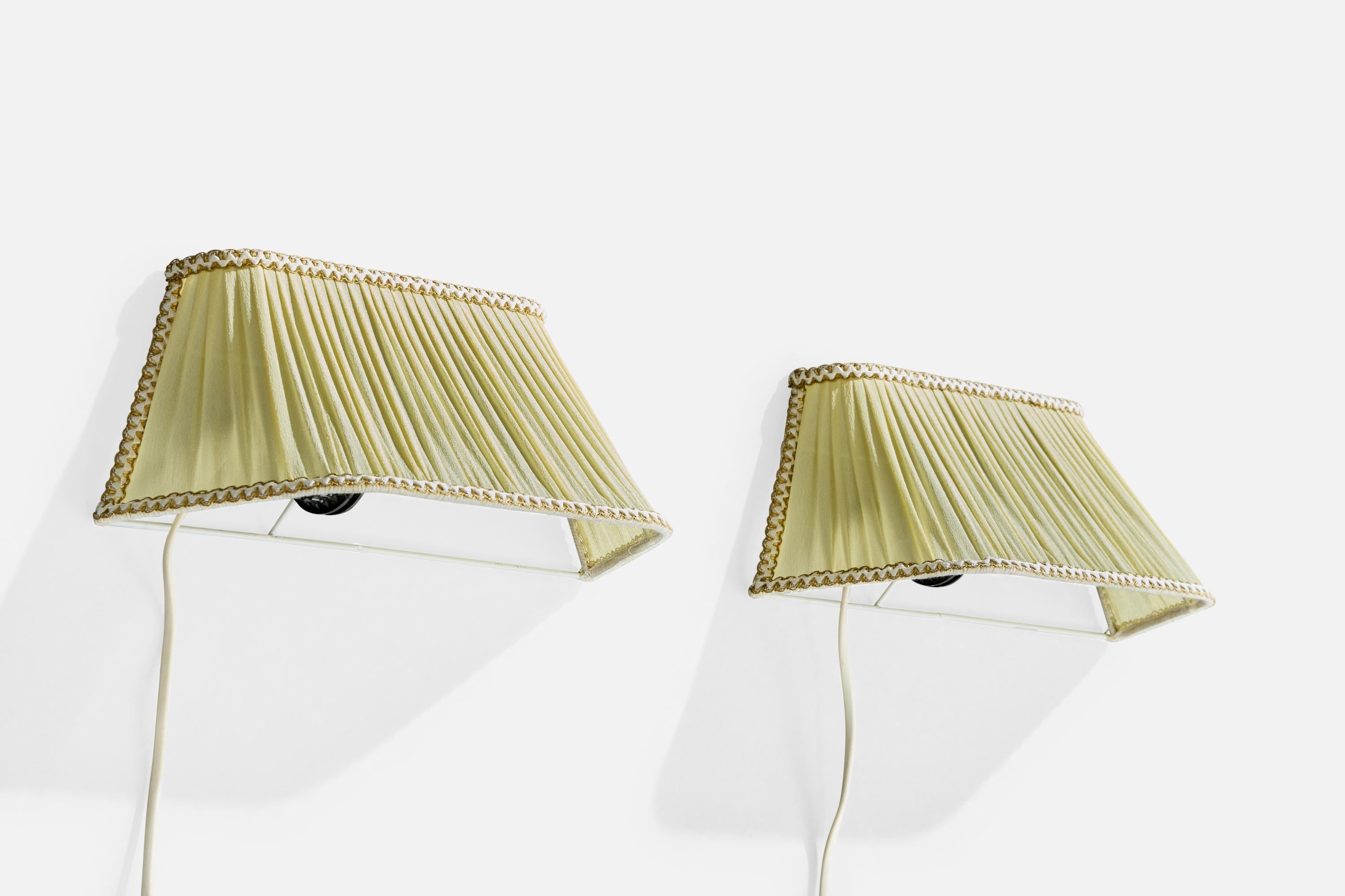 Pareja de apliques de tela verde amarillenta diseñados y fabricados en Suecia, c. 1950.

Dimensiones totales (en pulgadas): 5,0 