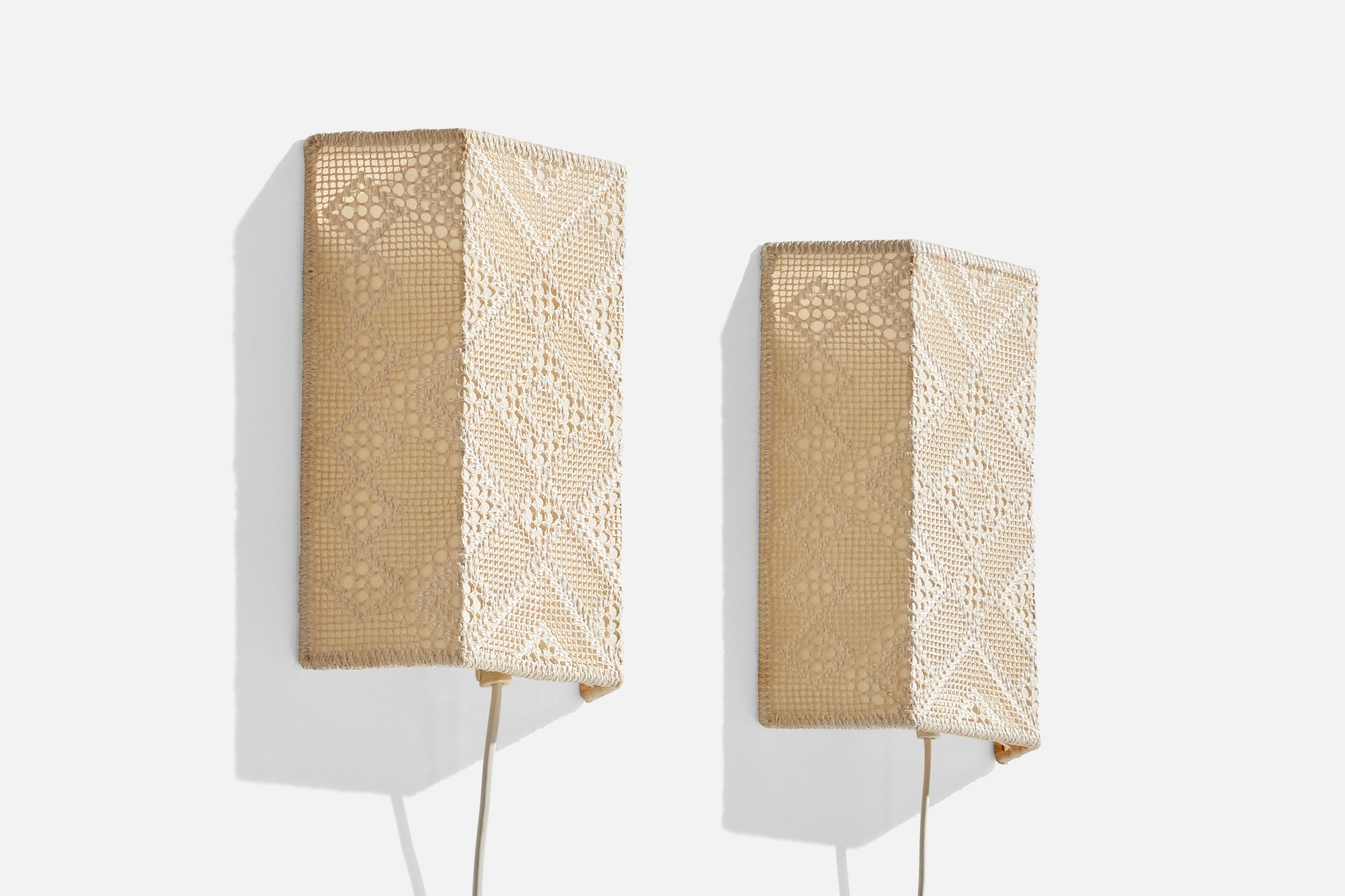 Paire d'appliques en tissu brodé conçues et produites en Suède, C.C. 1960.

Dimensions globales (pouces) : 10