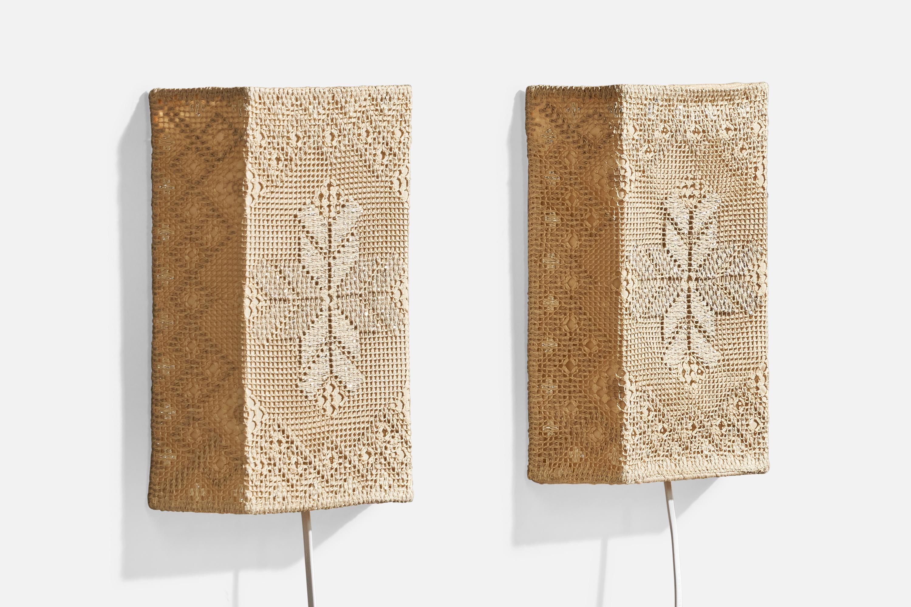 Paire d'appliques en tissu brodé conçues et produites en Suède, C.C. 1960.

Dimensions globales (pouces) : 10.25