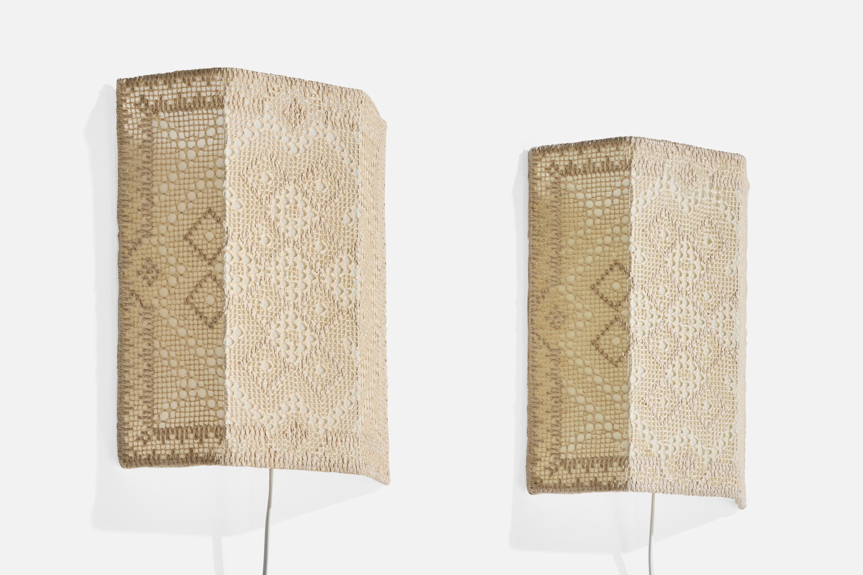 Coppia di applique in tessuto ricamato color crema progettate e prodotte in Svezia, anni '60 circa.

Dimensioni complessive (pollici): 10,4