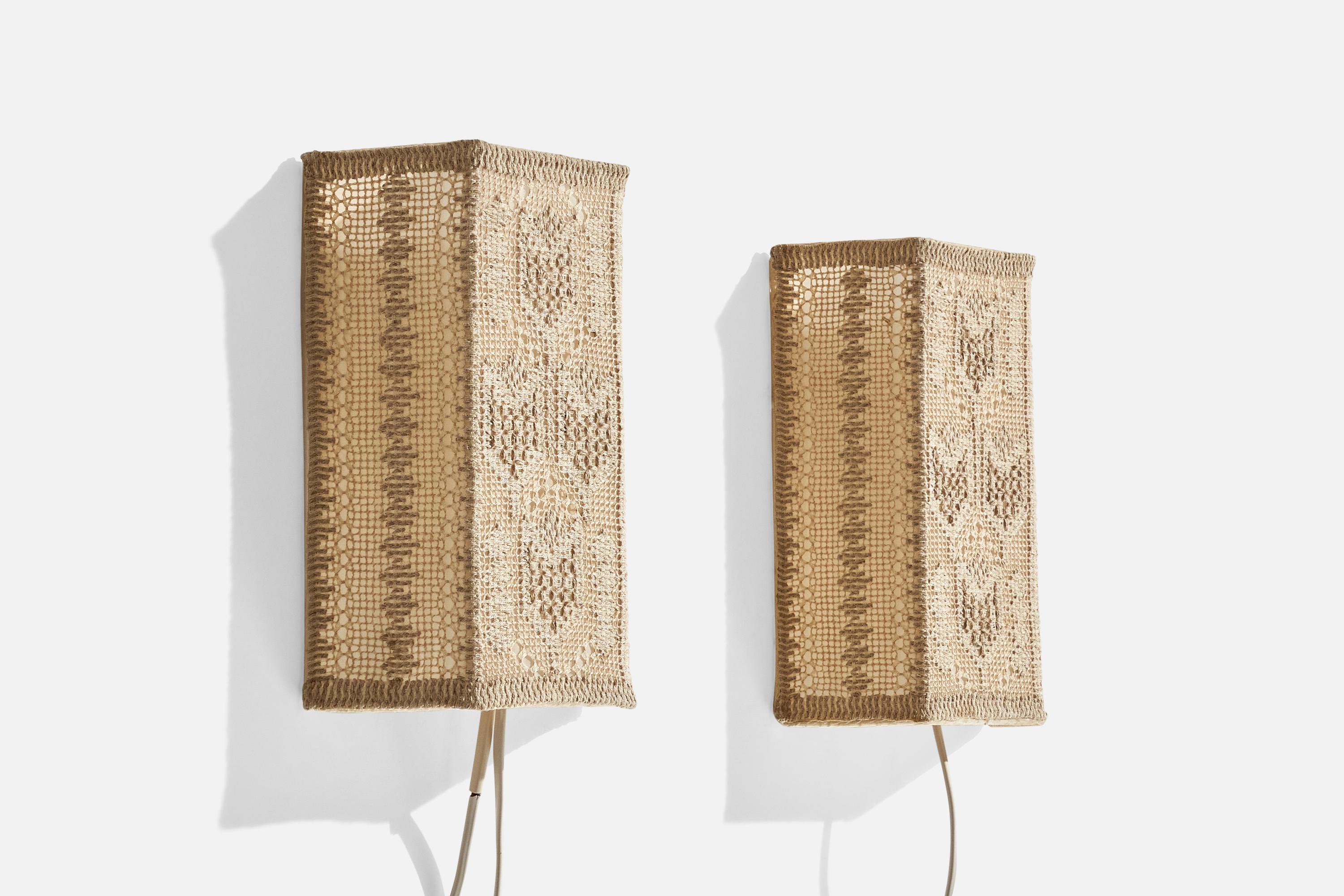 Ein Paar Wandleuchten aus besticktem Stoff, entworfen und hergestellt in Schweden, ca. 1970er Jahre.

Gesamtabmessungen (Zoll): 10,4