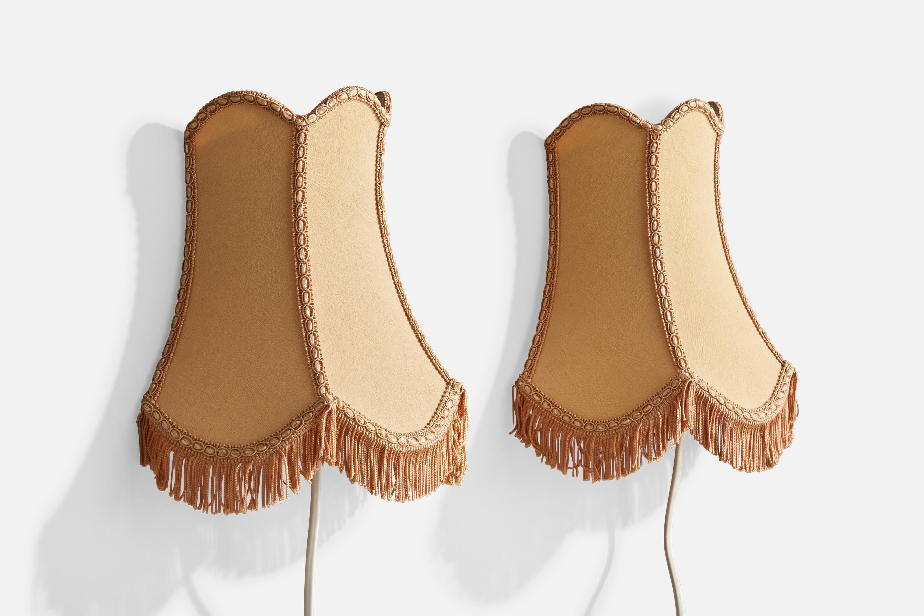 Paire d'appliques en tissu beige conçues et produites en Suède, C.C., années 1970.

Dimensions globales (pouces) : 8