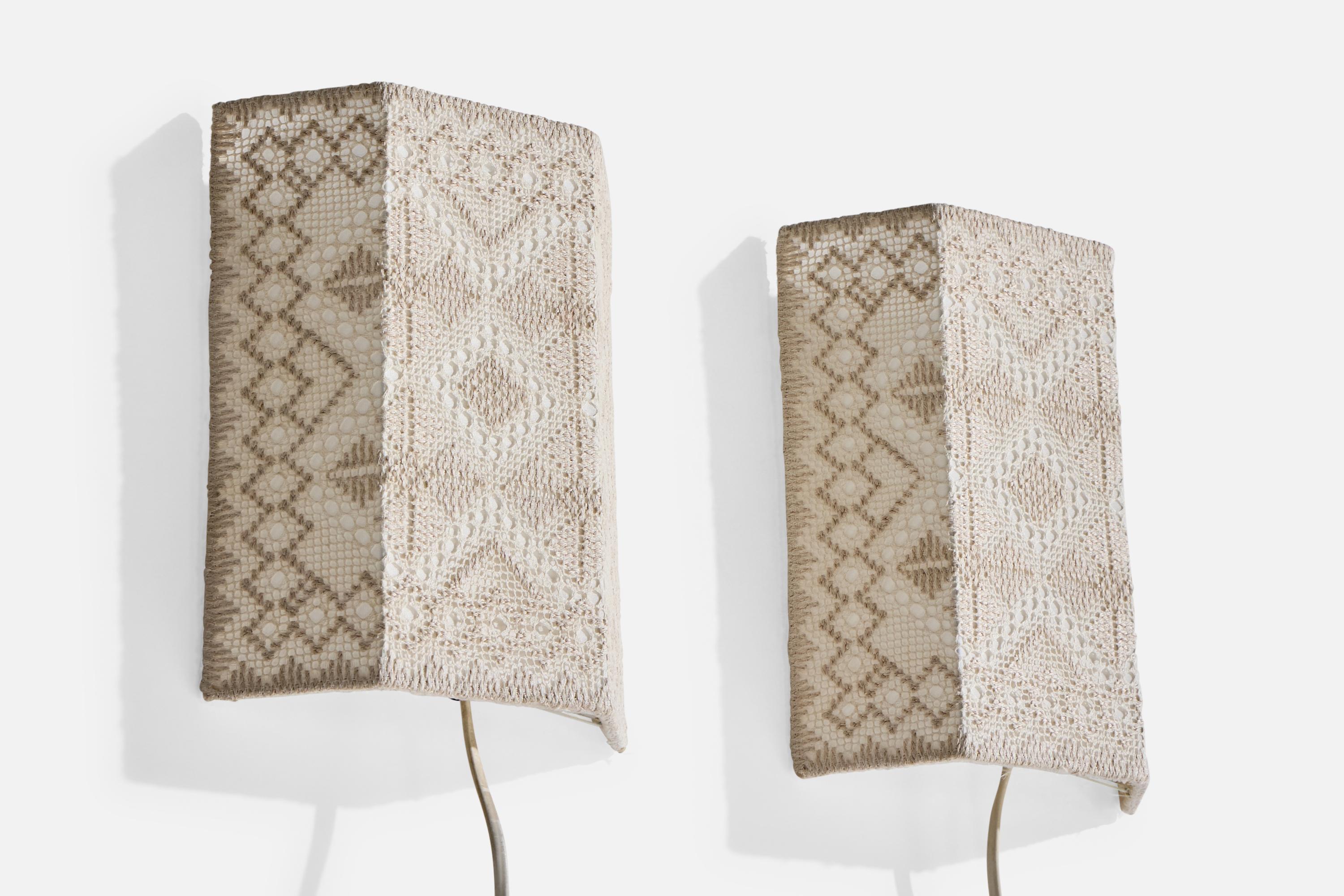 Coppia di applique in tessuto ricamato grigio chiaro progettate e prodotte in Svezia, anni '70 circa.

Dimensioni complessive (pollici): 10,0 