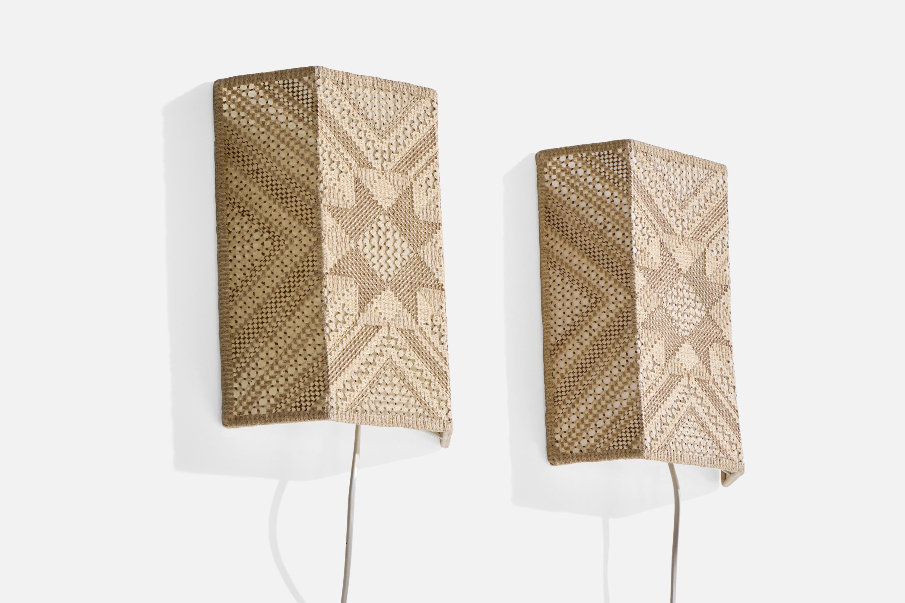 Coppia di applique in tessuto ricamato grigio-beige progettate e prodotte in Svezia, anni '70 circa.

Dimensioni complessive (pollici): 10,5