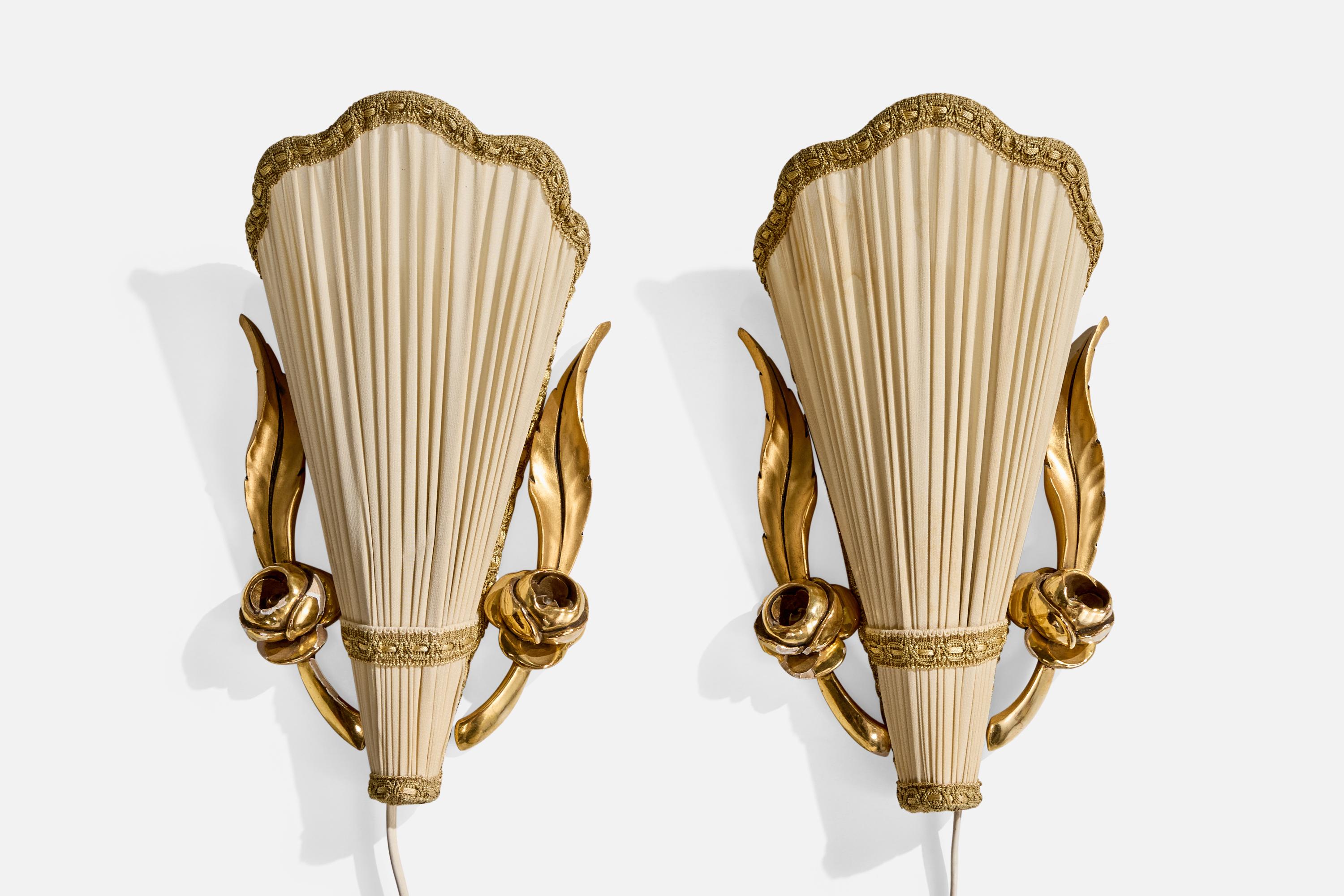 Pareja de apliques de madera pintada en oro y tela beige, probablemente diseñados y fabricados en Suecia, c. 1930.

Dimensiones totales (pulgadas): 10,25