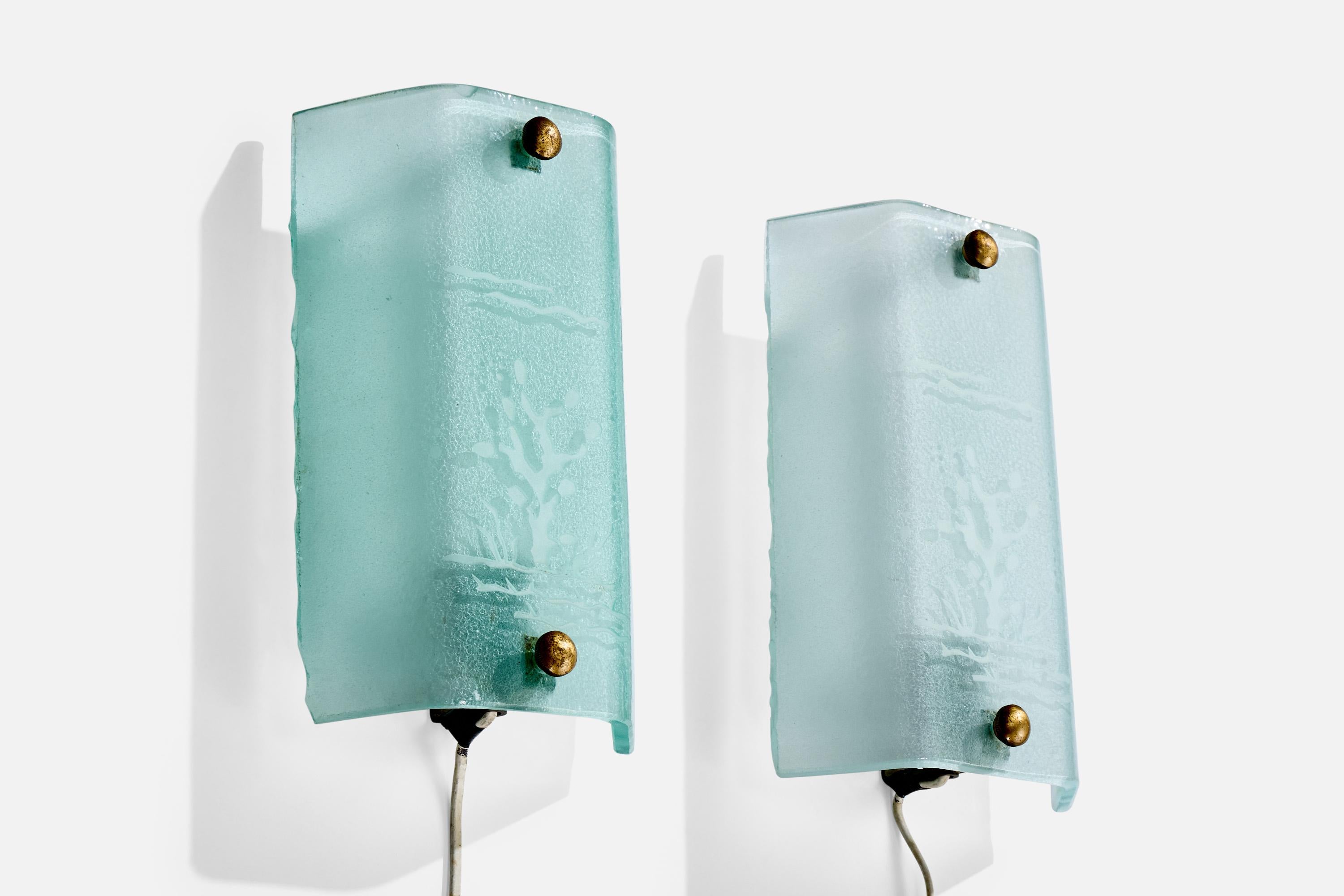 Coppia di applique in vetro sabbiato e ottone progettate e prodotte in Svezia, anni '40 circa.

Dimensioni complessive (pollici): 10,25 