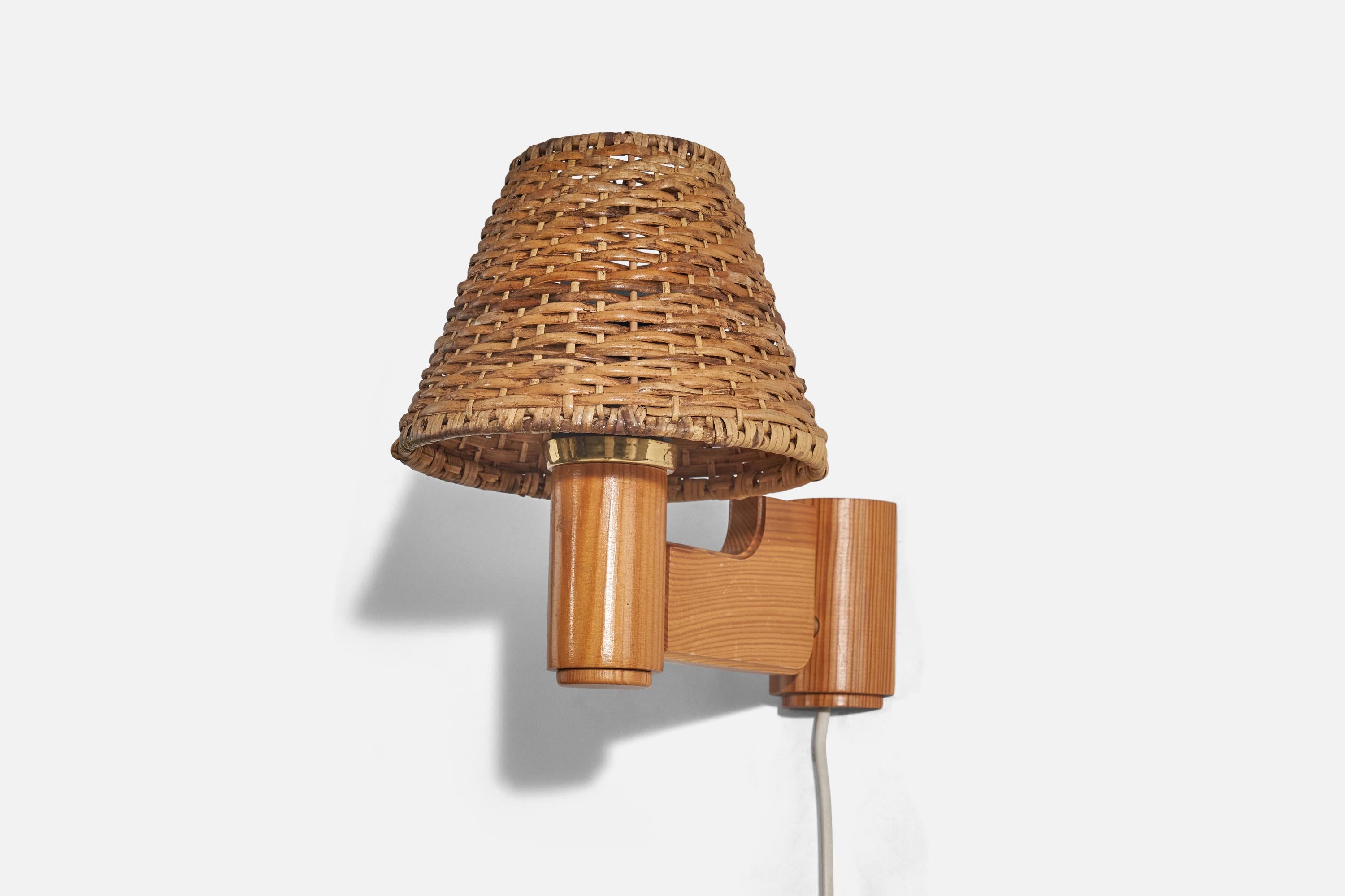Ein Paar Wandleuchten aus Messing, Kiefer und Rattan, entworfen und hergestellt in Schweden, ca. 1960er Jahre. 

Verkauft mit Lampenschirm. 
Die angegebenen Maße beziehen sich auf den Wandleuchter mit Schirm. 
Abmessungen der Rückwand (Zoll) :
