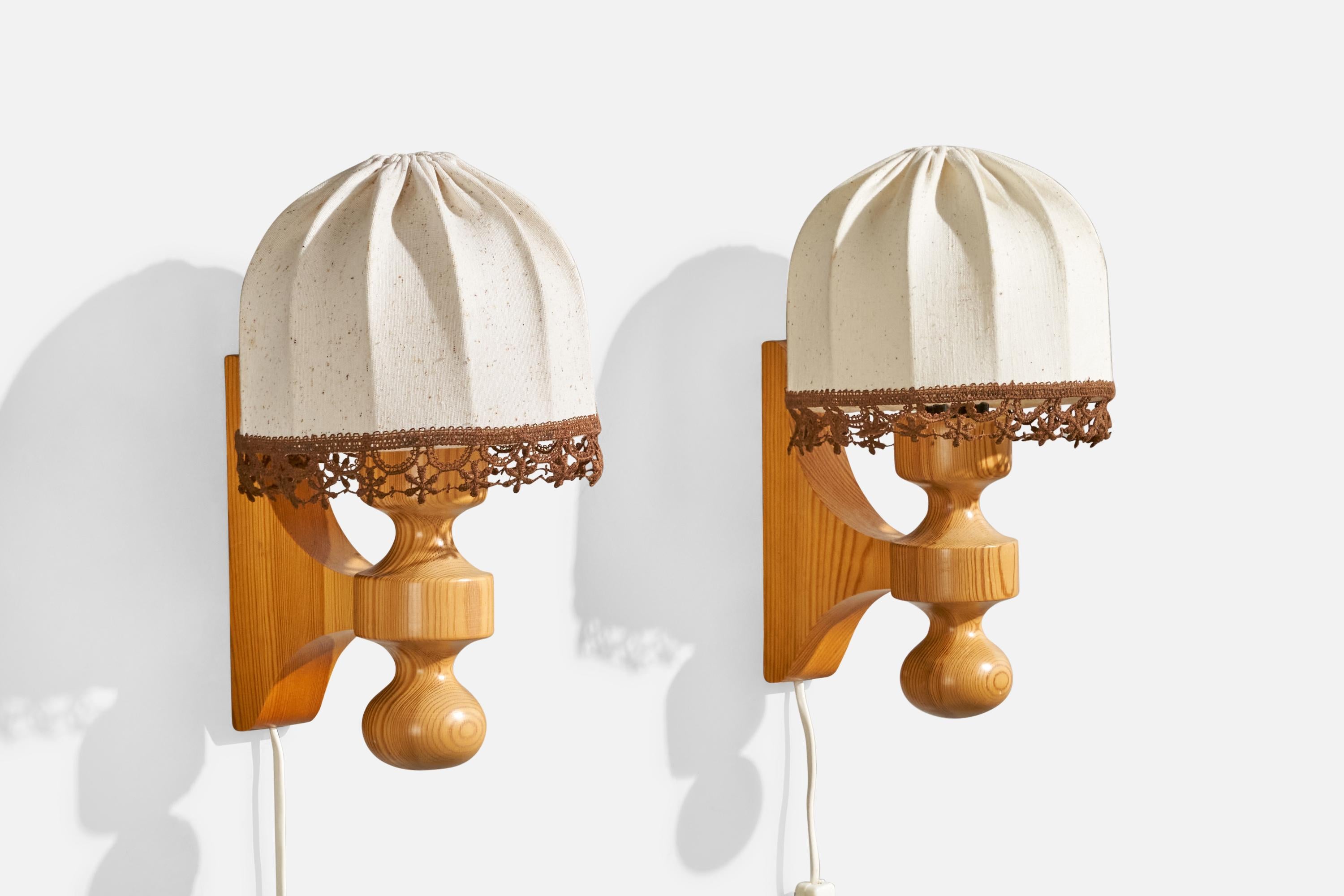 Paire d'appliques en pin et tissu blanc marron conçues et produites en Suède, C.C. 1970.

Dimensions hors tout (pouces) : 12