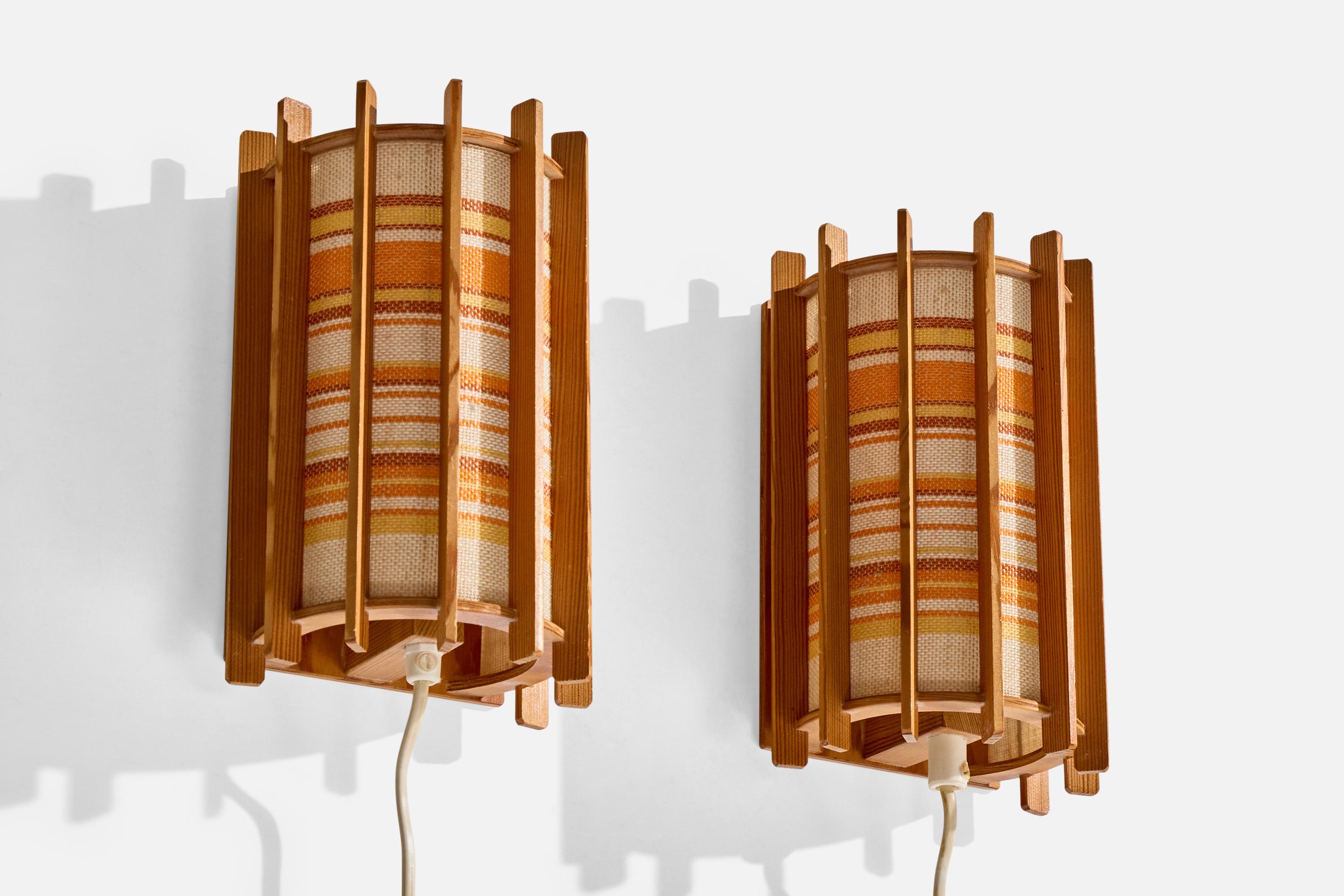 Paire d'appliques murales en pin et tissu de broderie orange blanc, conçues et produites en Suède, c.C. années 1970.

Dimensions globales (en pouces) : 8,25 