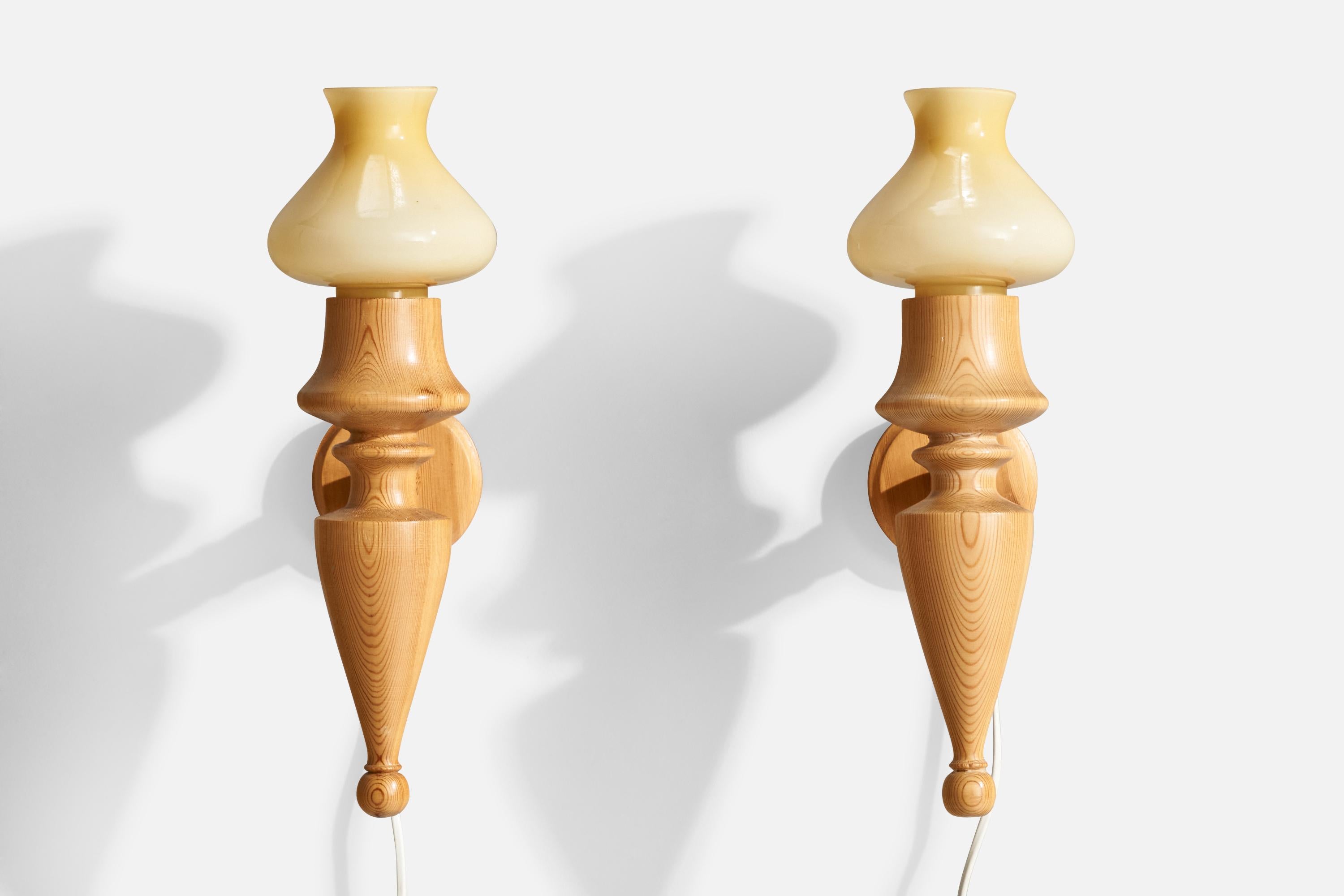 Suédois Designer suédois, Wall Lights, pin, verre, Suède, années 1970 en vente