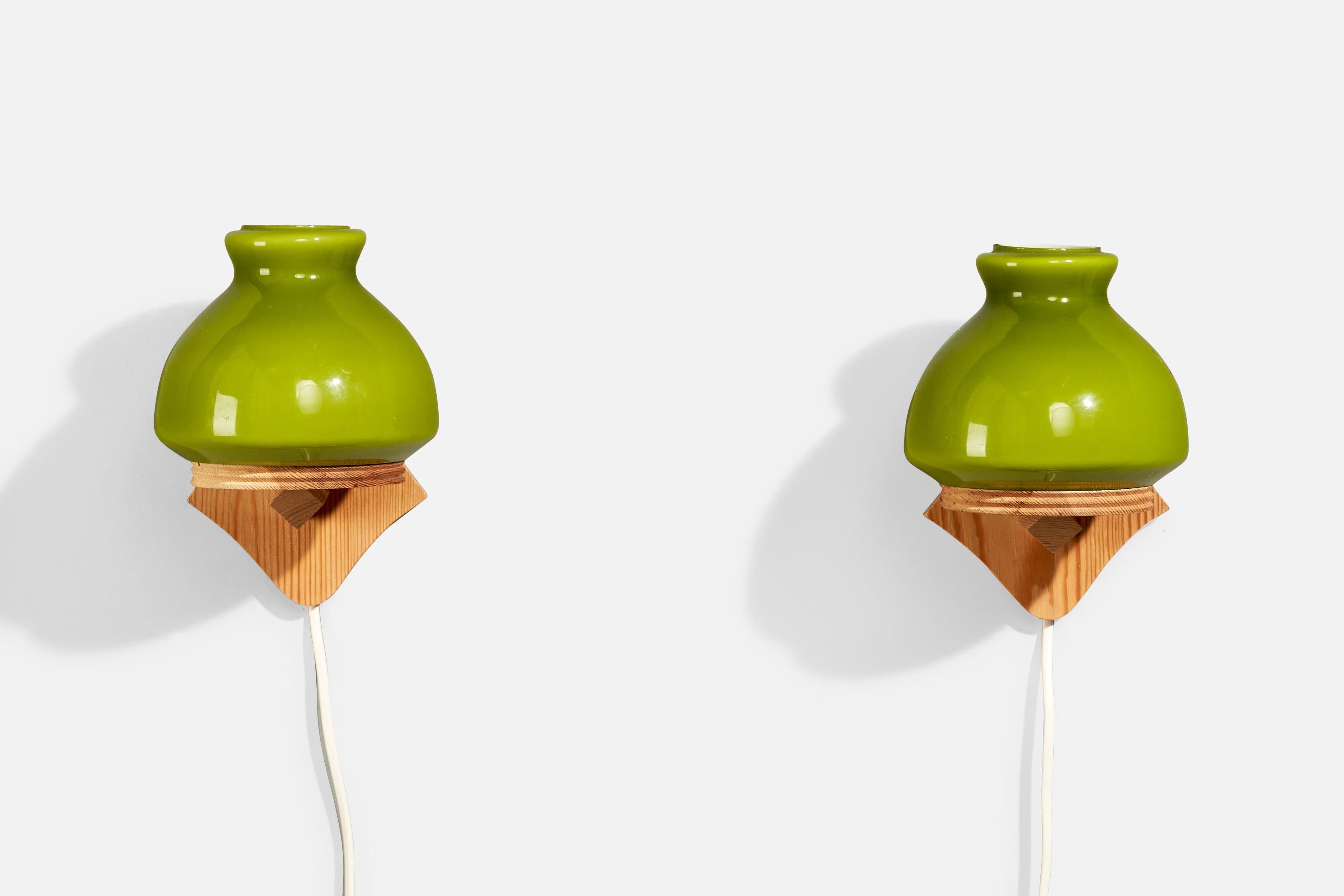 Suédois Designer suédois, Wall Lights, pin, verre, Suède, années 1970 en vente