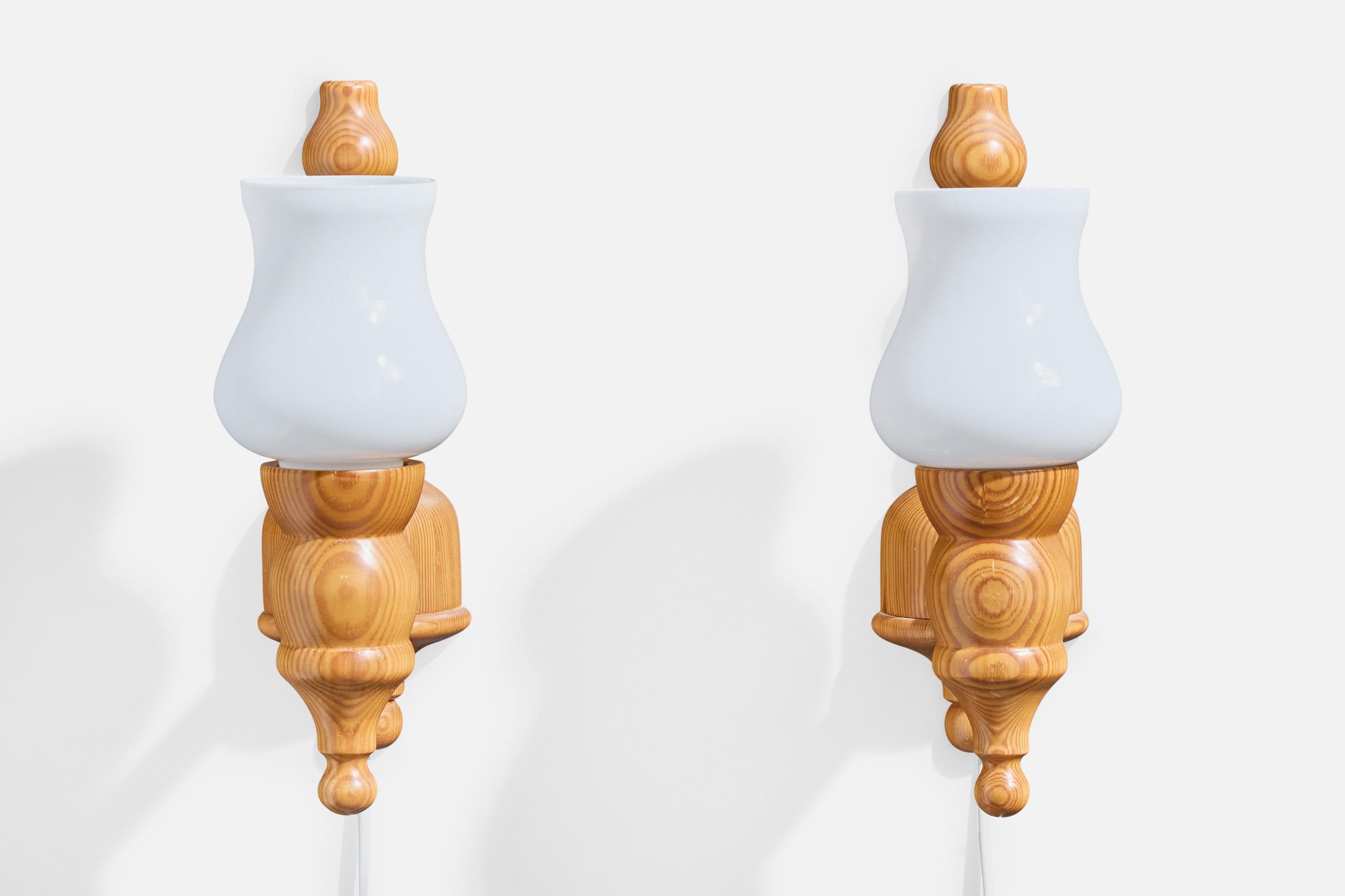 Suédois Designer suédois, Wall Lights, pin, verre, Suède, années 1970 en vente