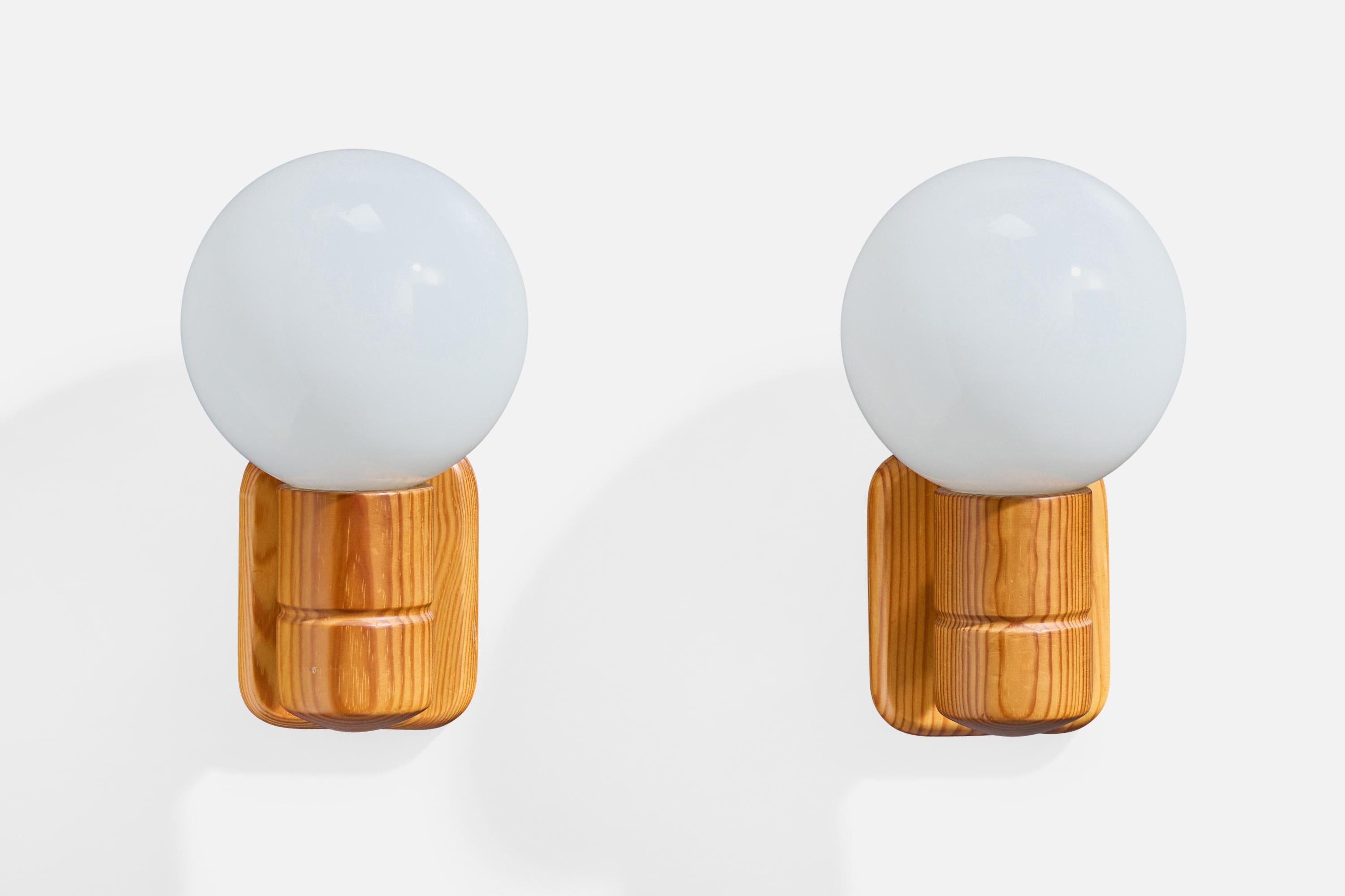 Schwedischer Designer, Wall Lights, Kiefer, Glas, Schweden, 1970er (Moderne der Mitte des Jahrhunderts) im Angebot