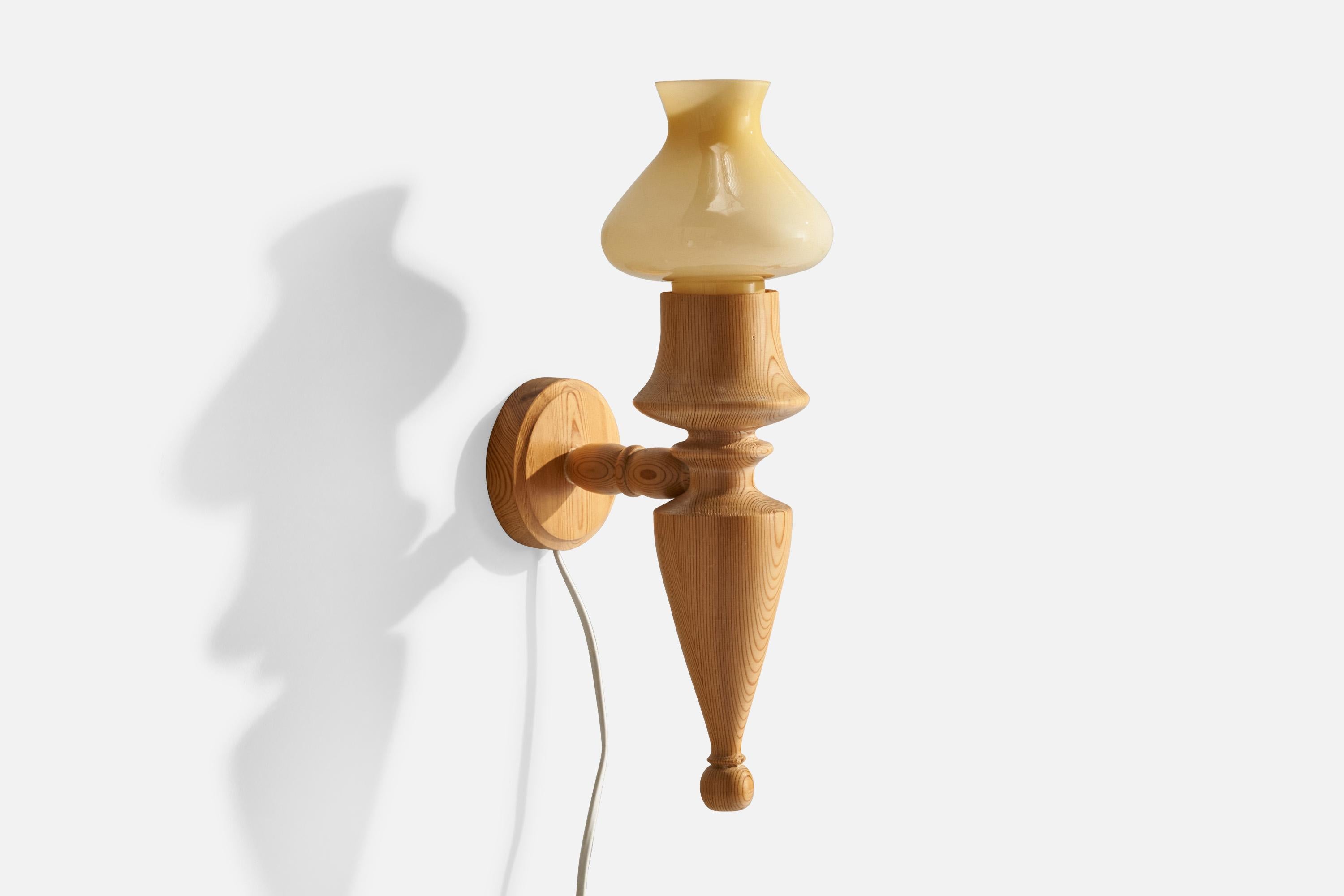 Designer suédois, Wall Lights, pin, verre, Suède, années 1970 Bon état - En vente à High Point, NC