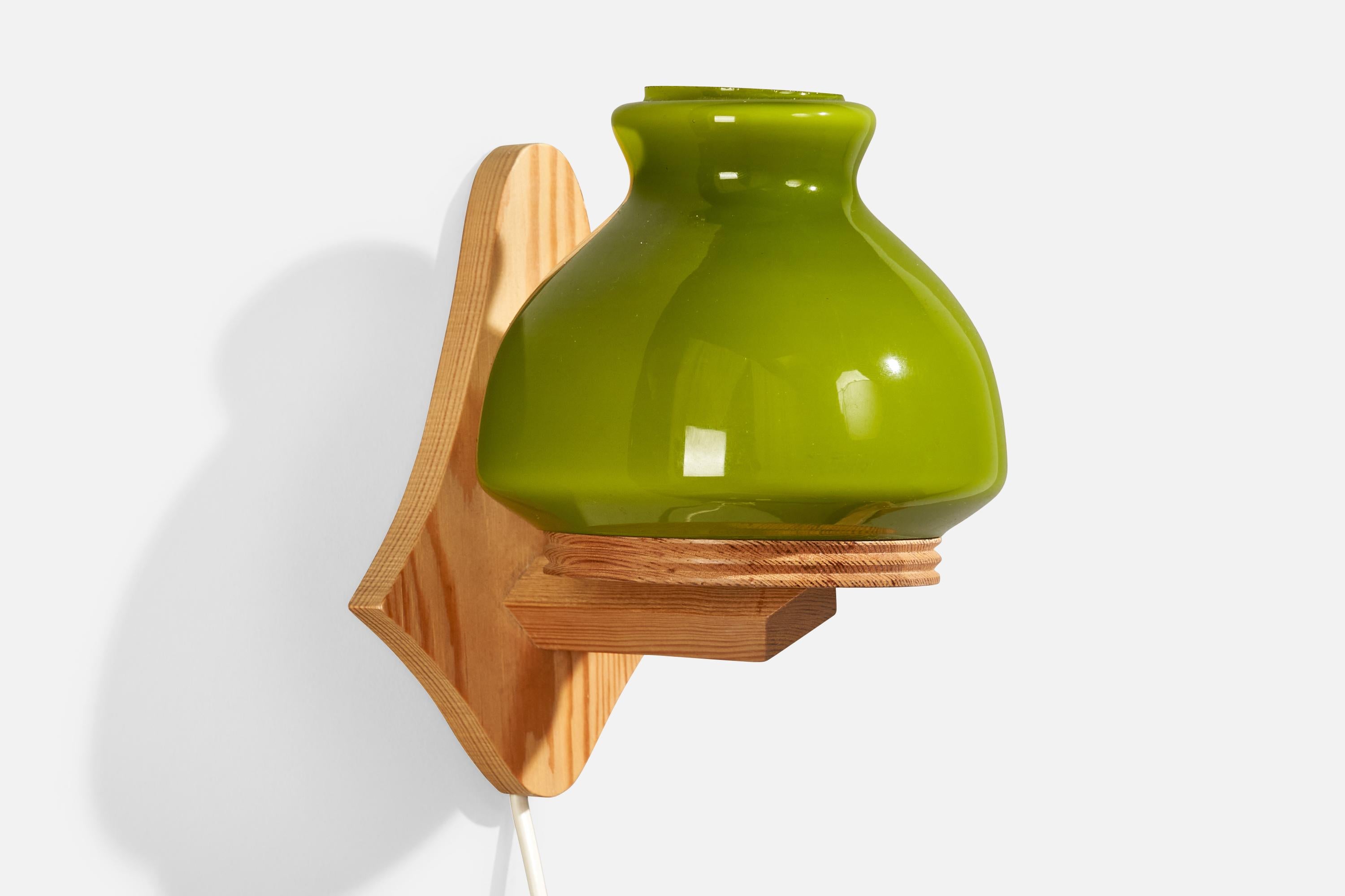 Designer suédois, Wall Lights, pin, verre, Suède, années 1970 Bon état - En vente à High Point, NC