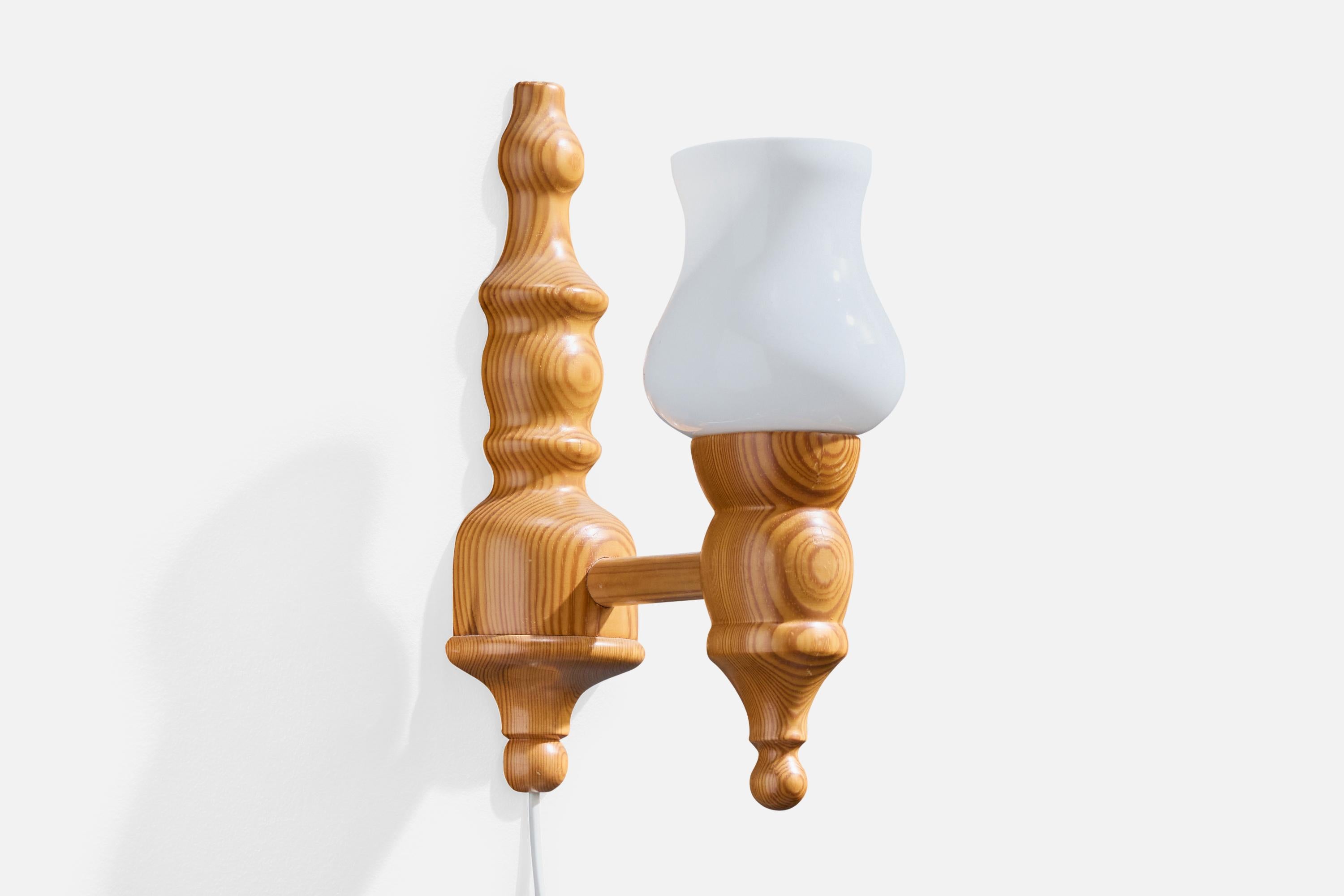 Designer suédois, Wall Lights, pin, verre, Suède, années 1970 Bon état - En vente à High Point, NC