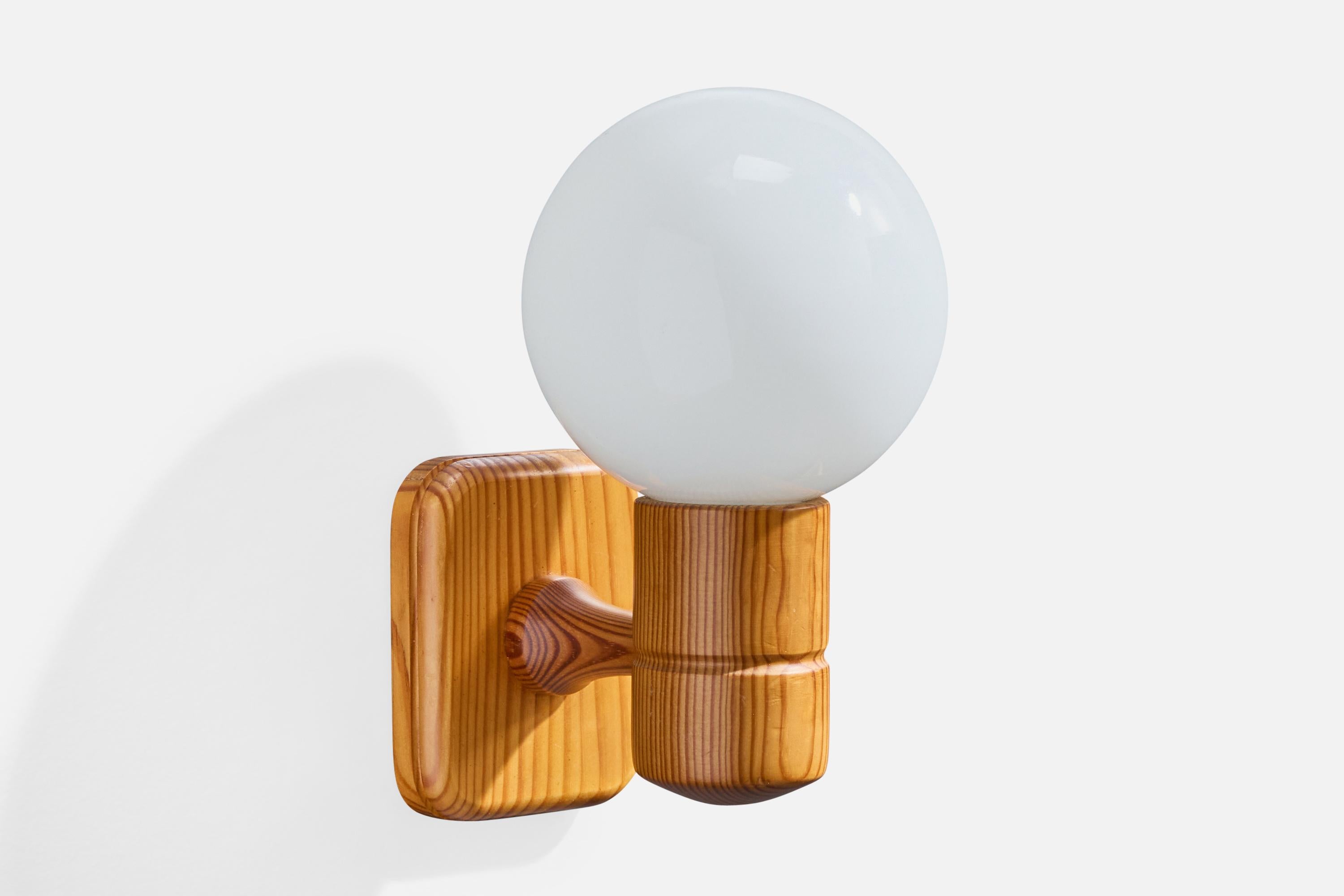 Schwedischer Designer, Wall Lights, Kiefer, Glas, Schweden, 1970er im Zustand „Relativ gut“ im Angebot in High Point, NC