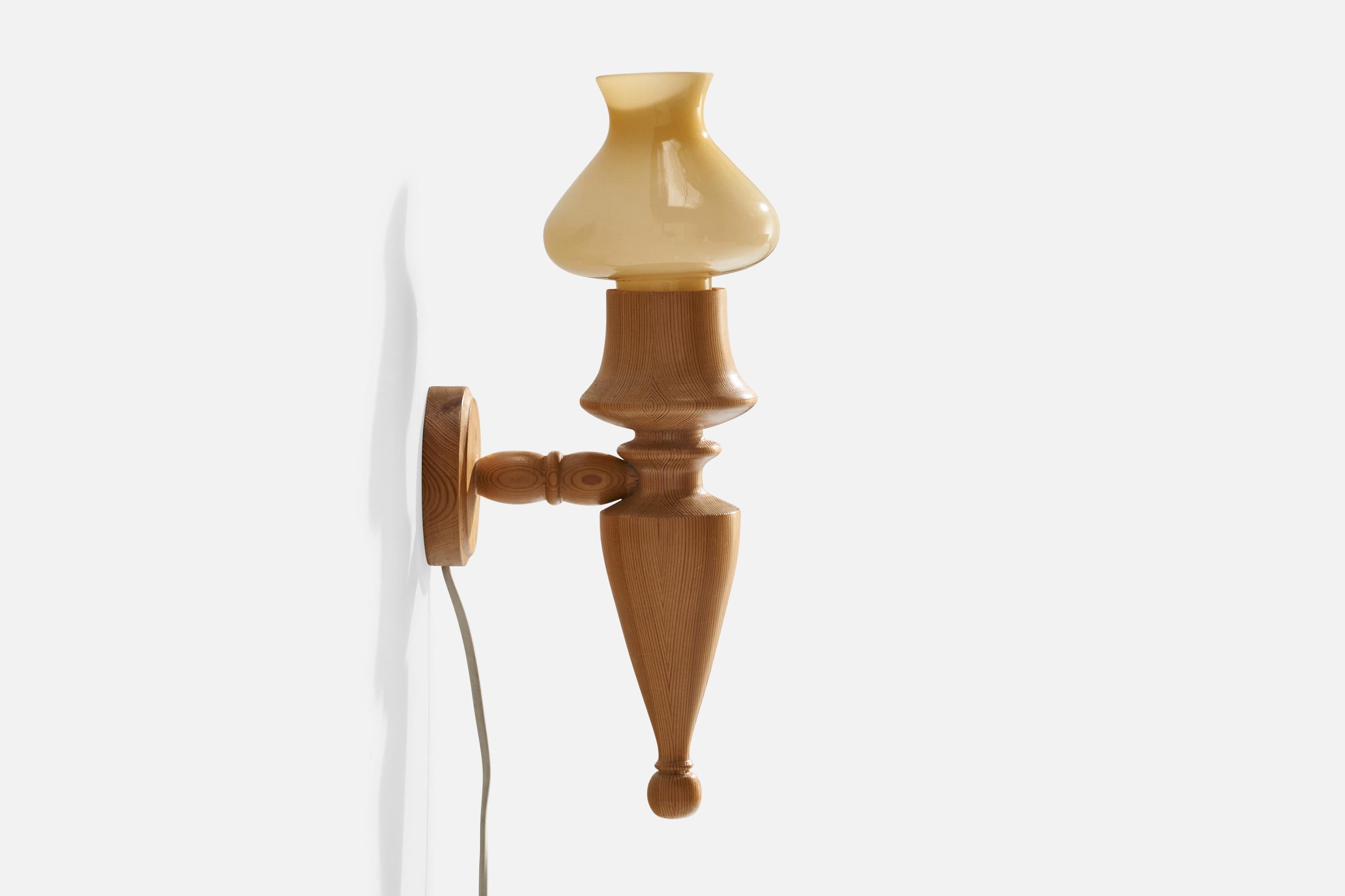 Fin du 20e siècle Designer suédois, Wall Lights, pin, verre, Suède, années 1970 en vente