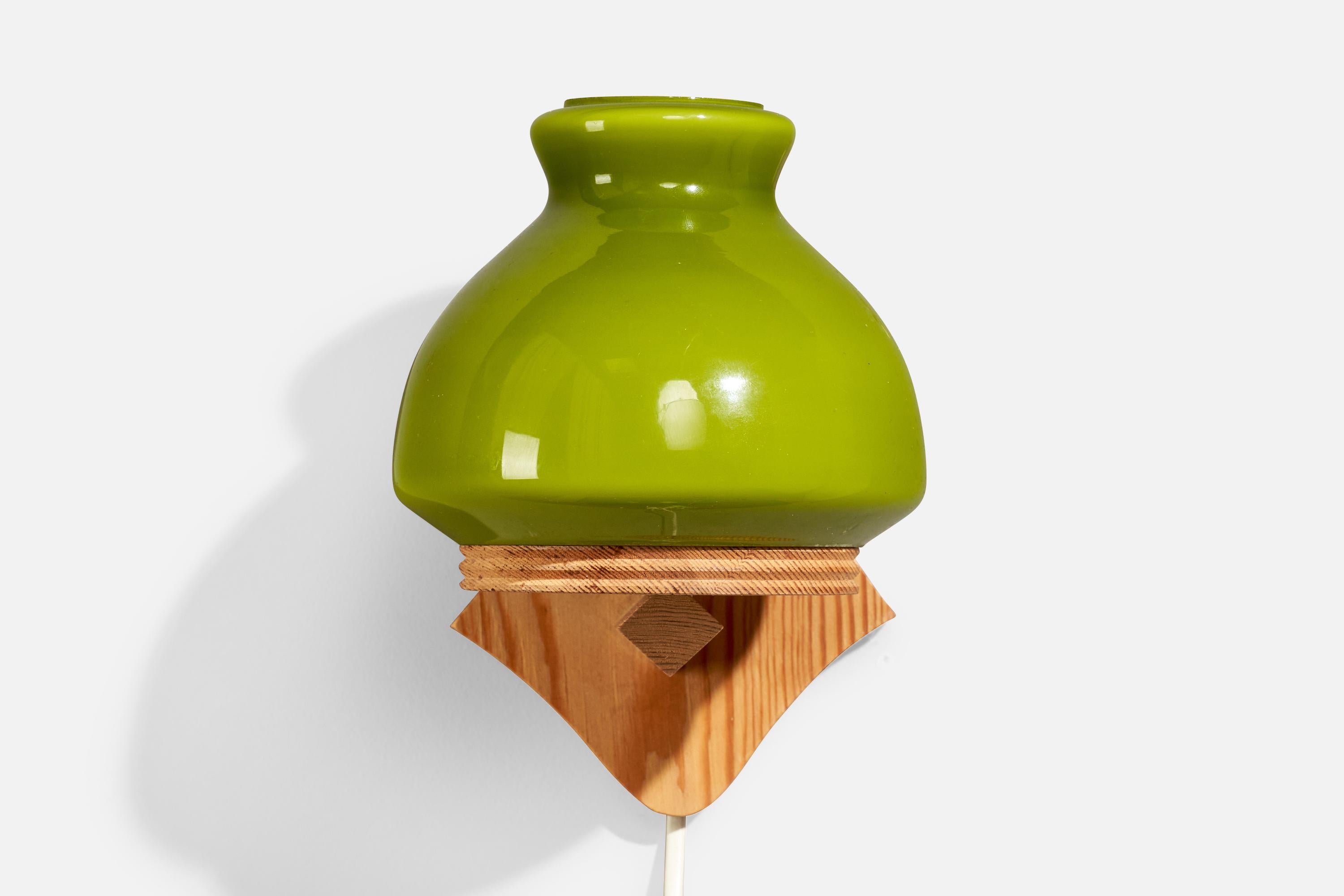 Fin du 20e siècle Designer suédois, Wall Lights, pin, verre, Suède, années 1970 en vente