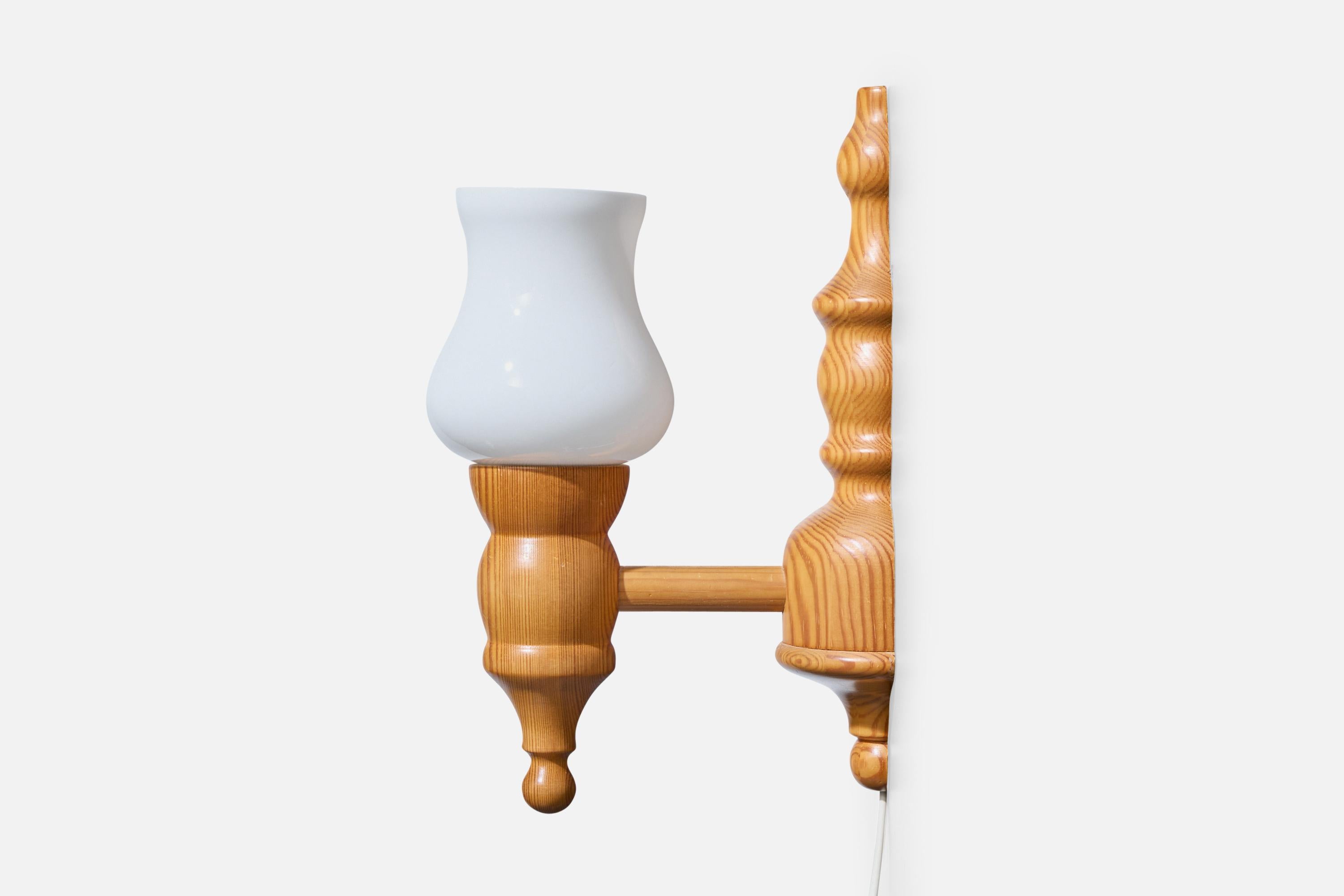 Fin du 20e siècle Designer suédois, Wall Lights, pin, verre, Suède, années 1970 en vente