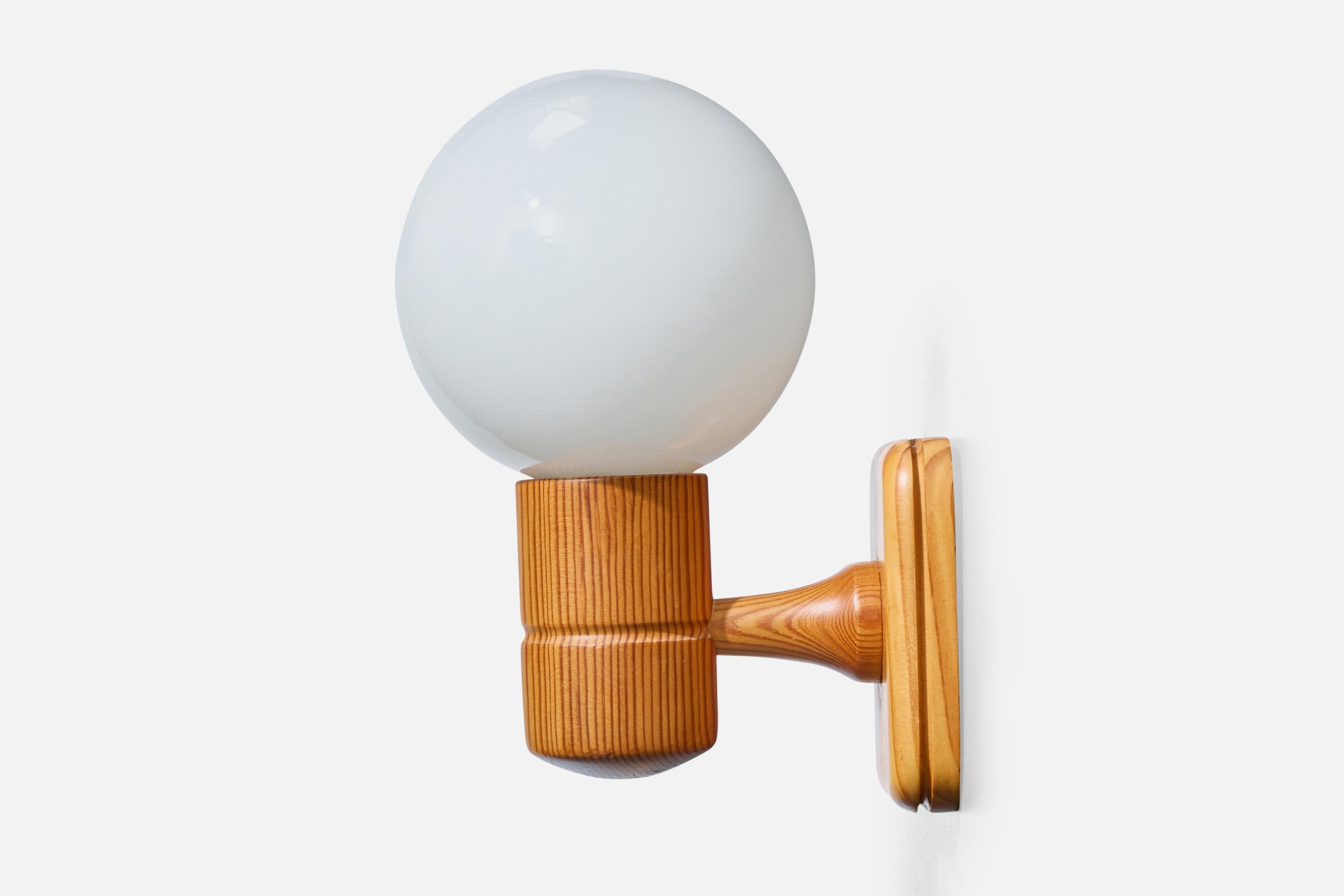 Schwedischer Designer, Wall Lights, Kiefer, Glas, Schweden, 1970er (Ende des 20. Jahrhunderts) im Angebot