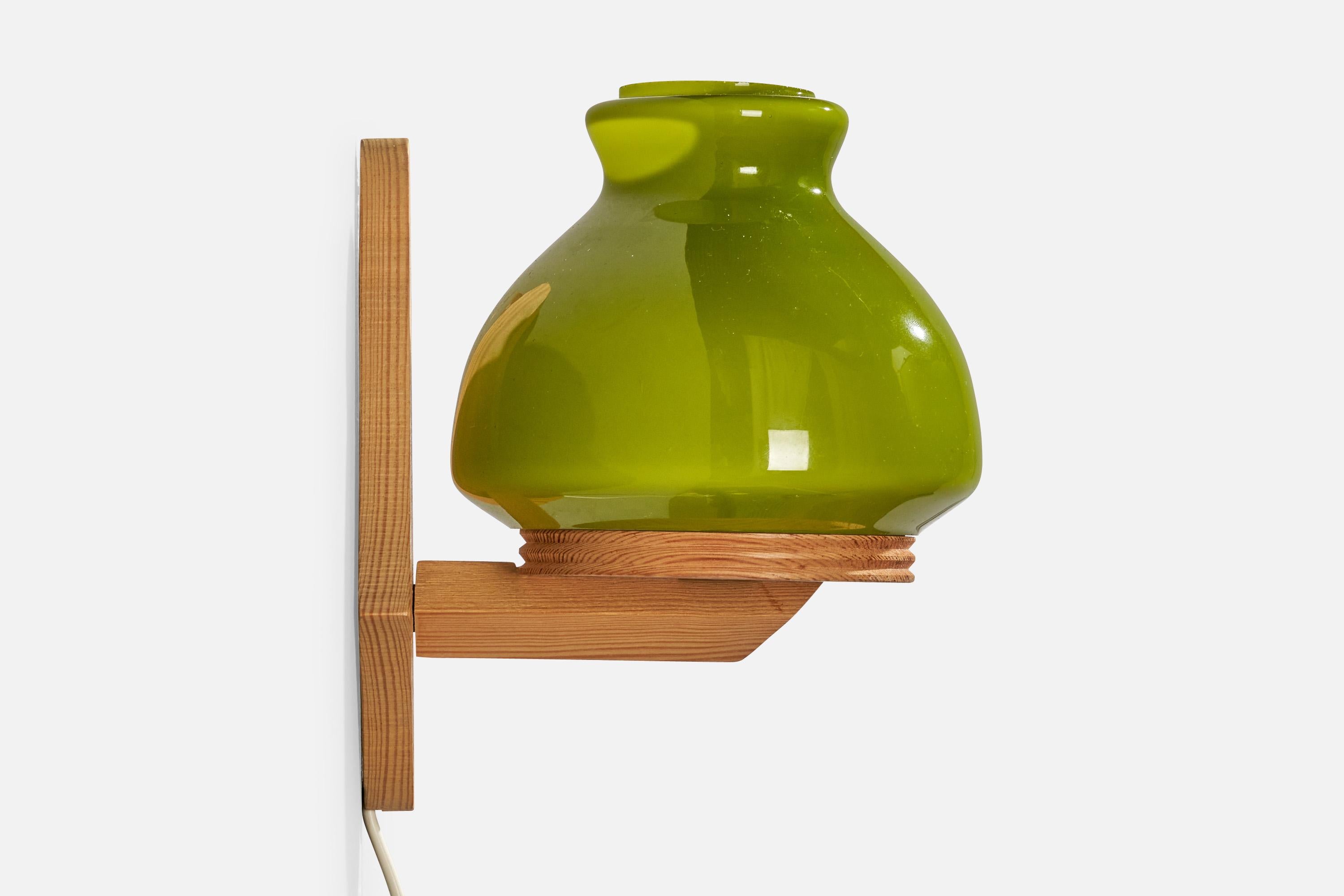 Verre Designer suédois, Wall Lights, pin, verre, Suède, années 1970 en vente