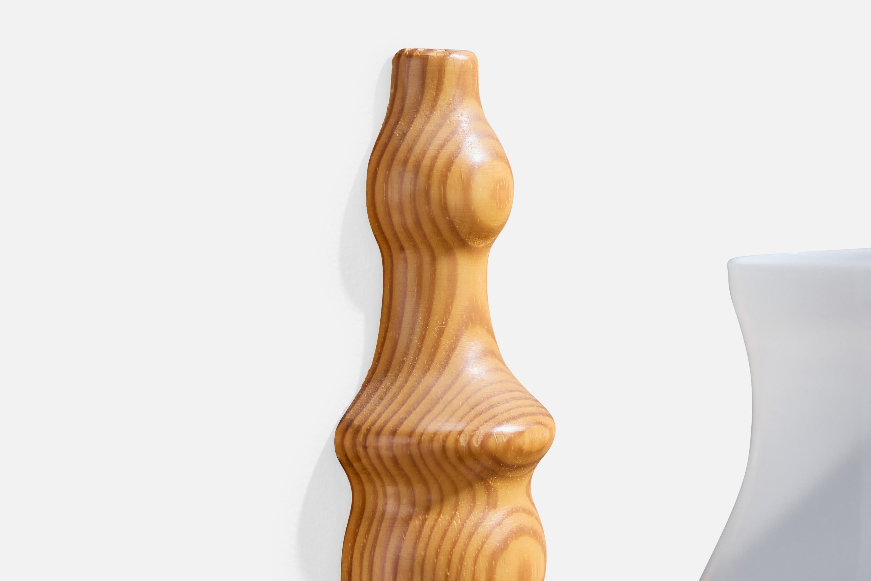 Verre Designer suédois, Wall Lights, pin, verre, Suède, années 1970 en vente