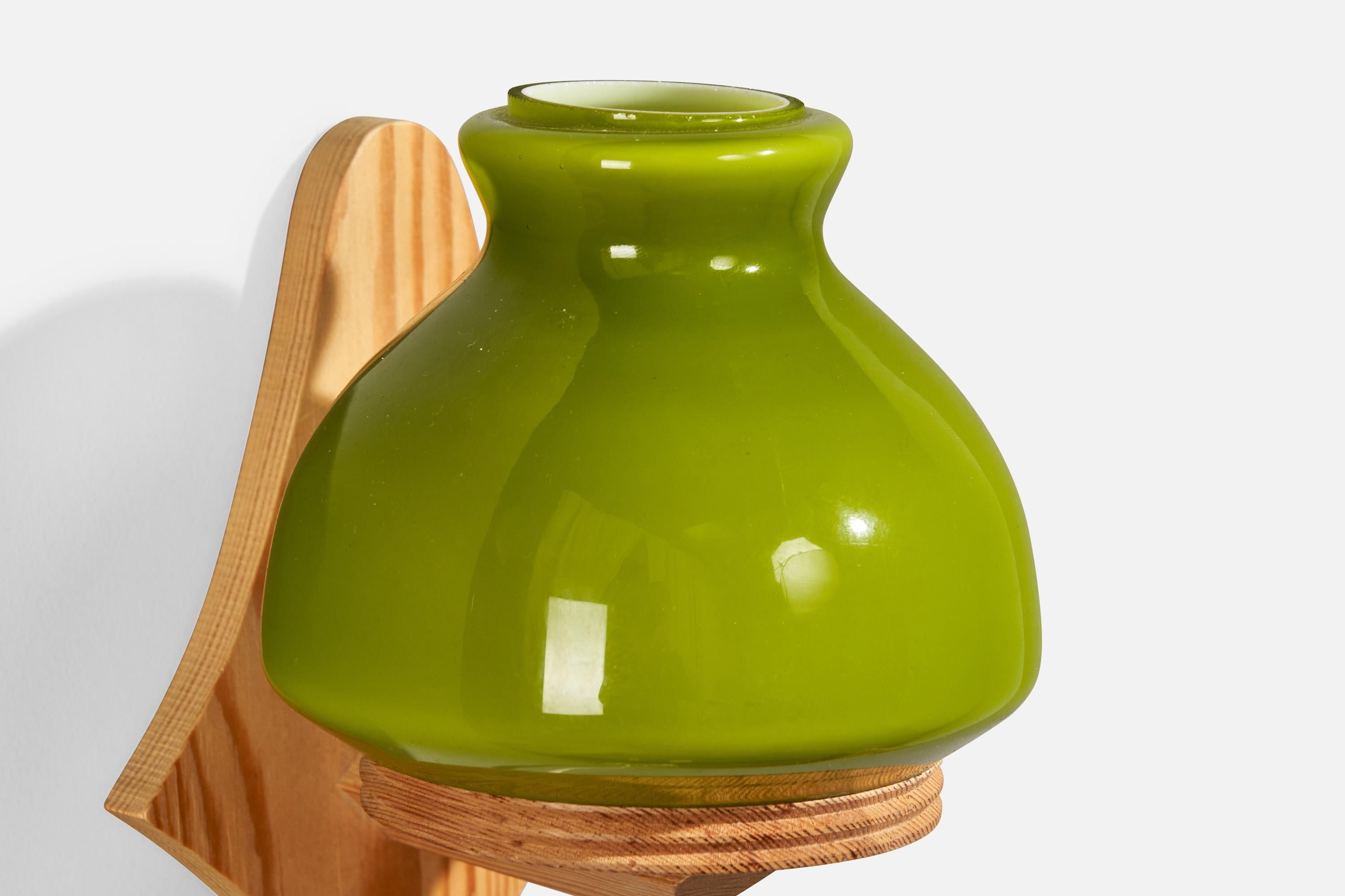 Designer suédois, Wall Lights, pin, verre, Suède, années 1970 en vente 1