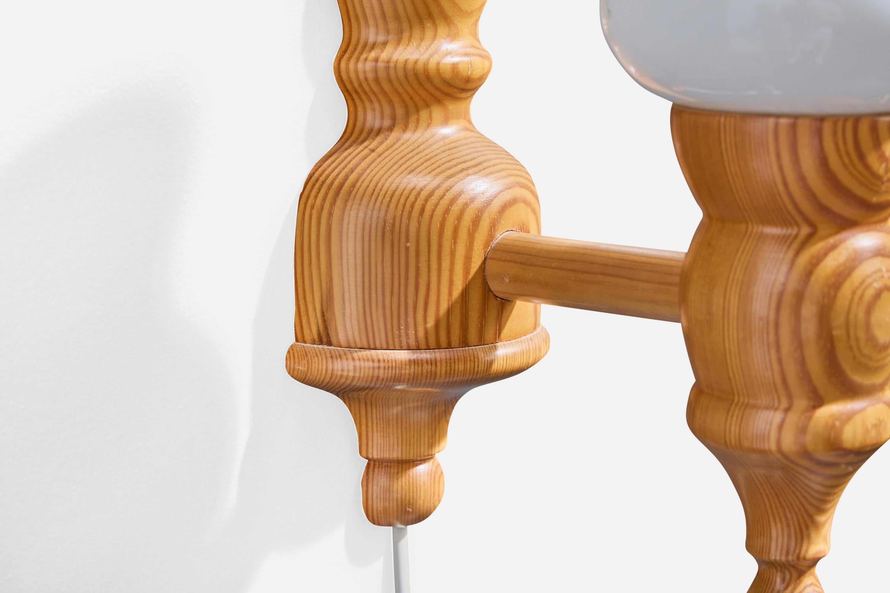 Designer suédois, Wall Lights, pin, verre, Suède, années 1970 en vente 1