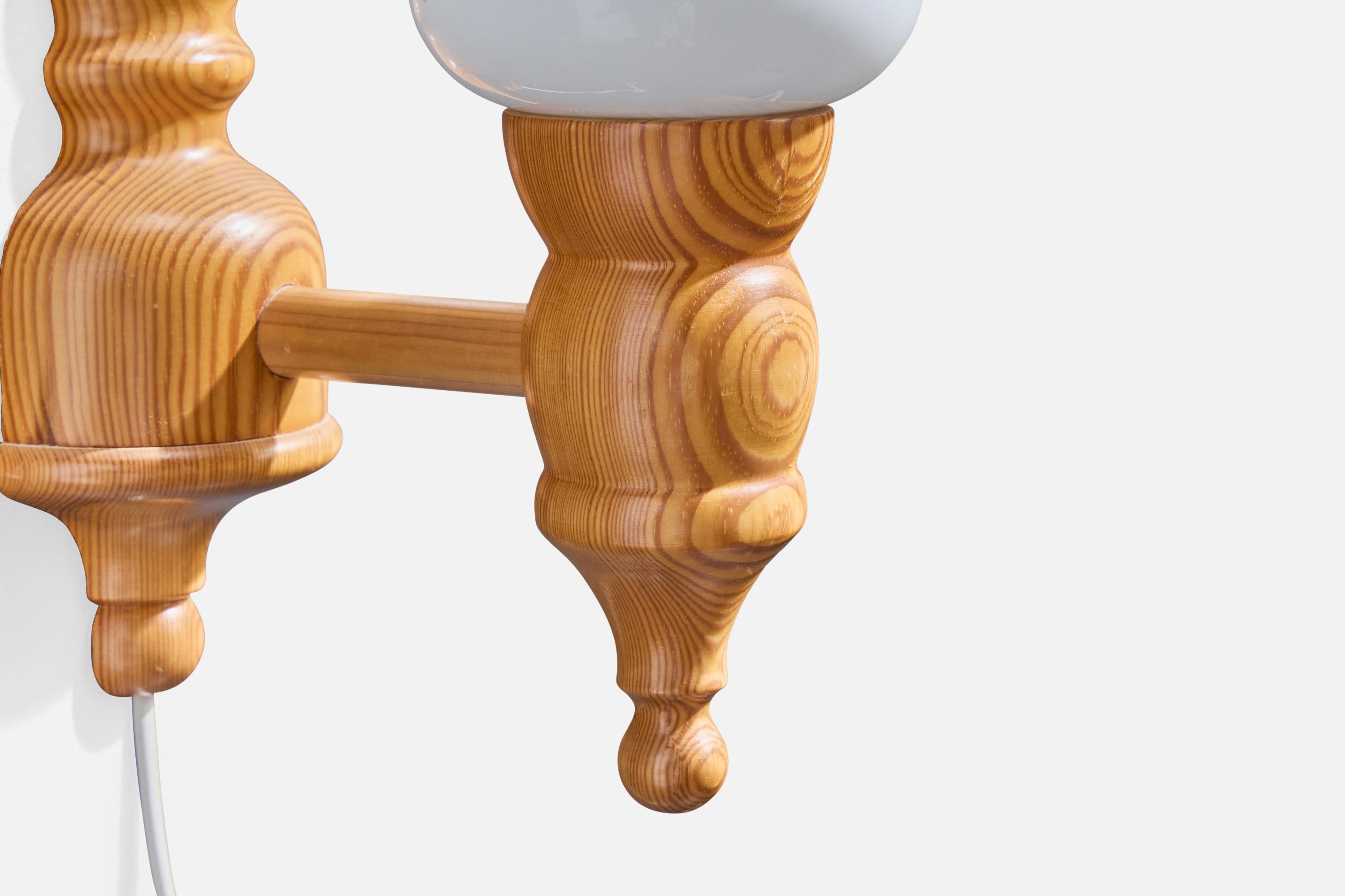 Designer suédois, Wall Lights, pin, verre, Suède, années 1970 en vente 2