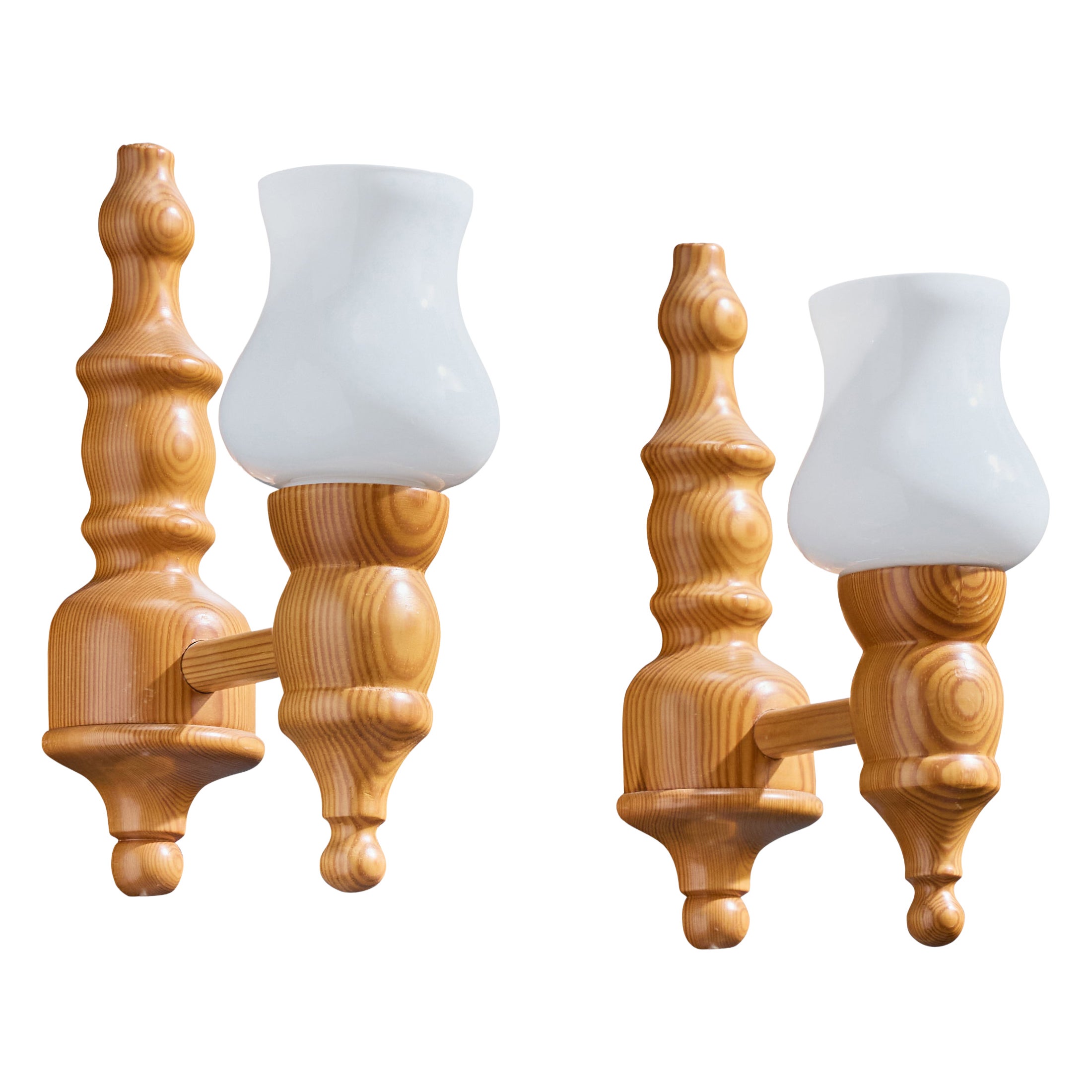 Designer suédois, Wall Lights, pin, verre, Suède, années 1970