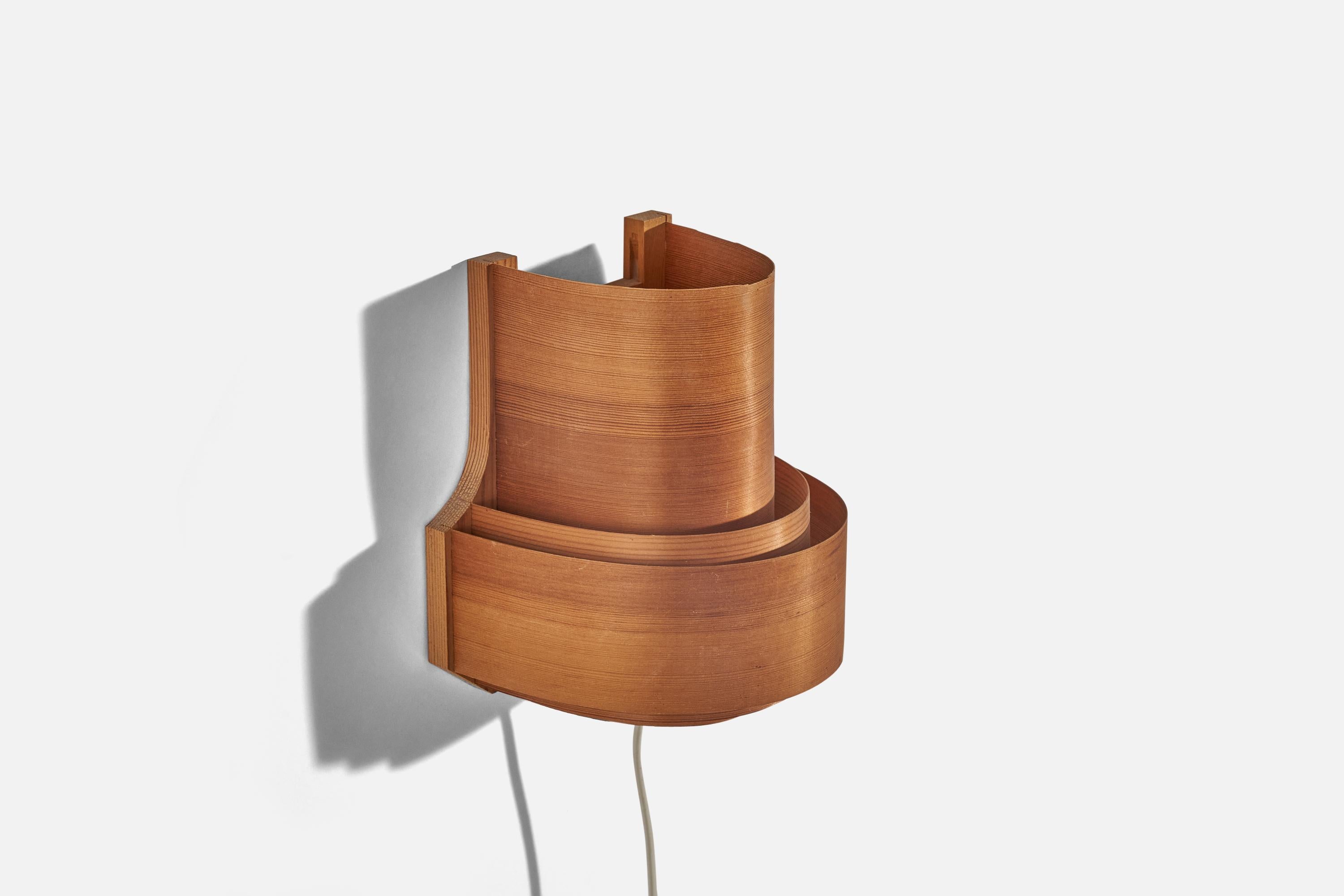 Schwedischer Designer, Wandleuchten, Kiefer, geformtes Kiefernfurnier, Schweden, um 1960 (Moderne der Mitte des Jahrhunderts)