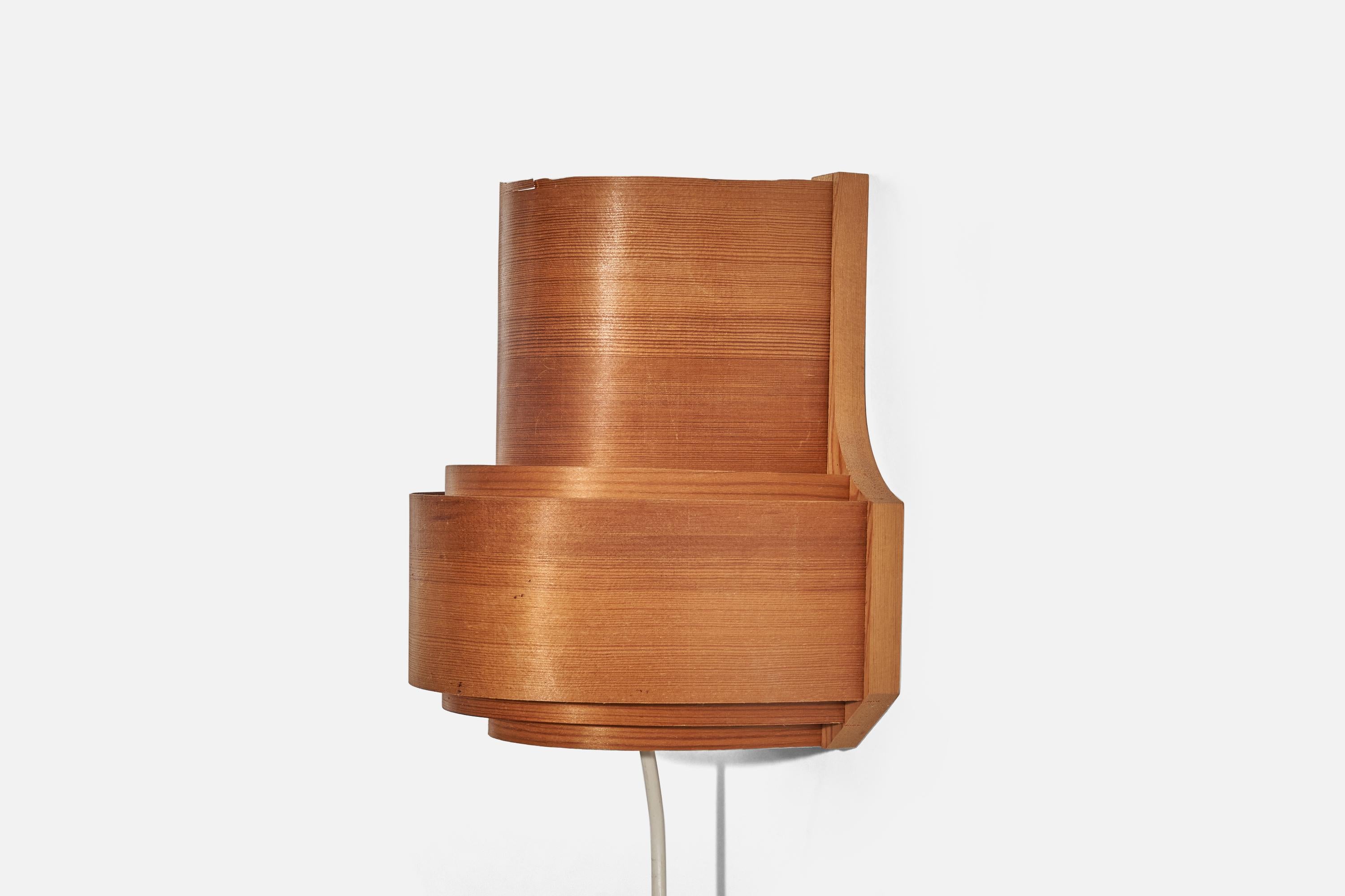 Schwedischer Designer, Wandleuchten, Kiefer, geformtes Kiefernfurnier, Schweden, um 1960 (Kiefernholz)