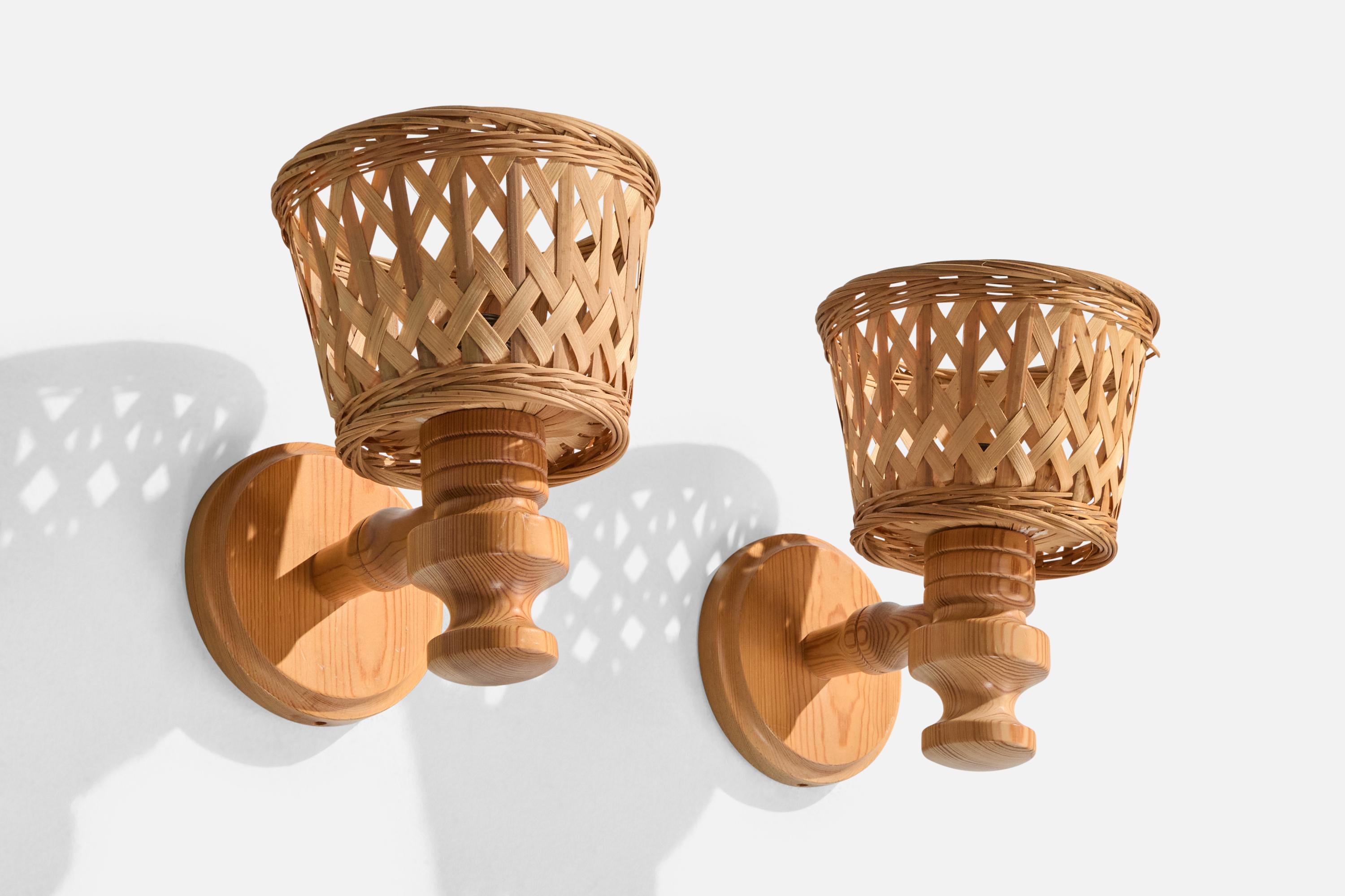 Ein Paar Wandleuchten aus Kiefer und Rattan, entworfen und hergestellt in Schweden, um 1970.

Gesamtabmessungen (Zoll): 8,5