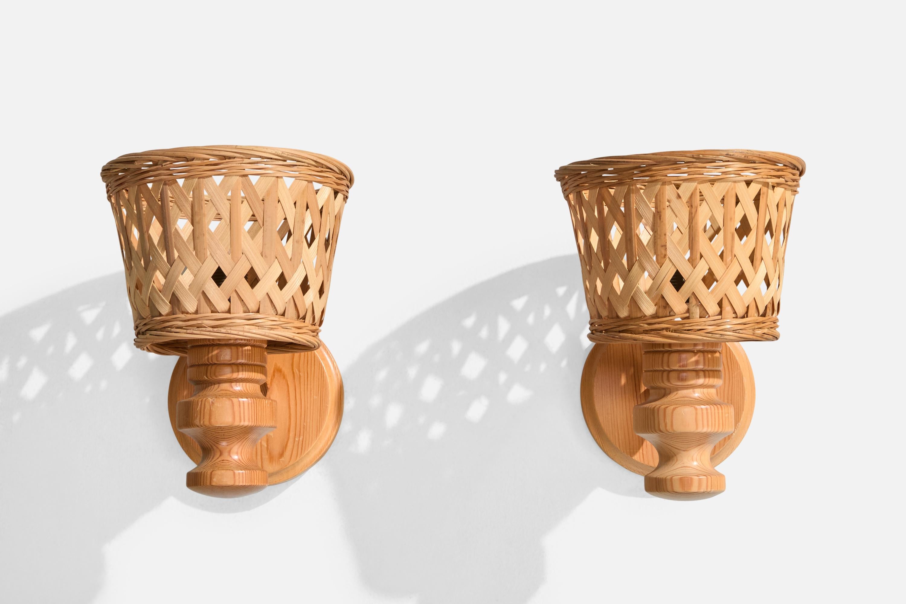 Schwedische Designerin, Wandleuchten, Kiefernholz, Rattan, Schweden, 1970er Jahre (Moderne der Mitte des Jahrhunderts) im Angebot