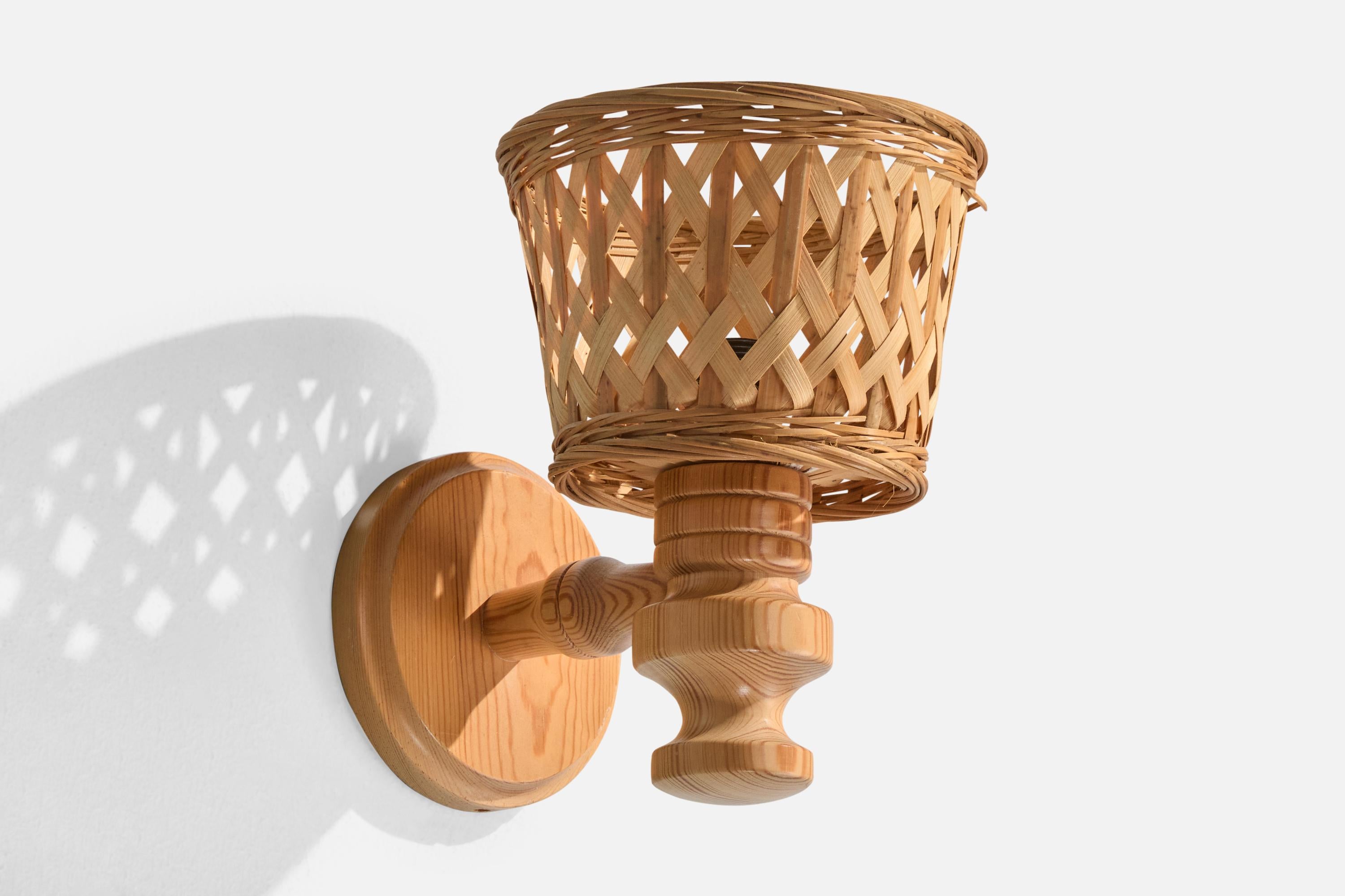 Schwedische Designerin, Wandleuchten, Kiefernholz, Rattan, Schweden, 1970er Jahre im Zustand „Gut“ im Angebot in High Point, NC